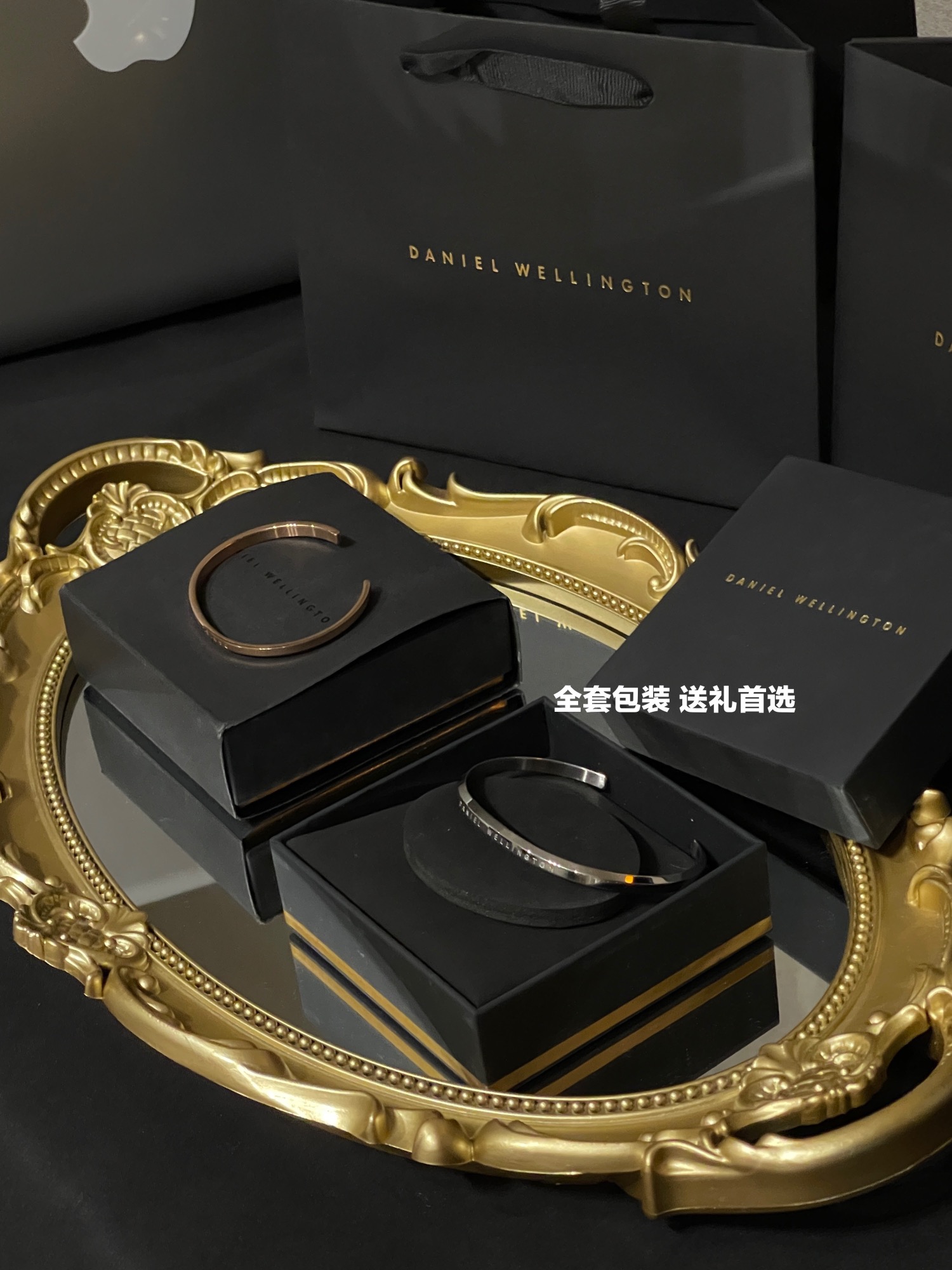 说真的现在买个普通的手链手镯都要 100.200块了 3
