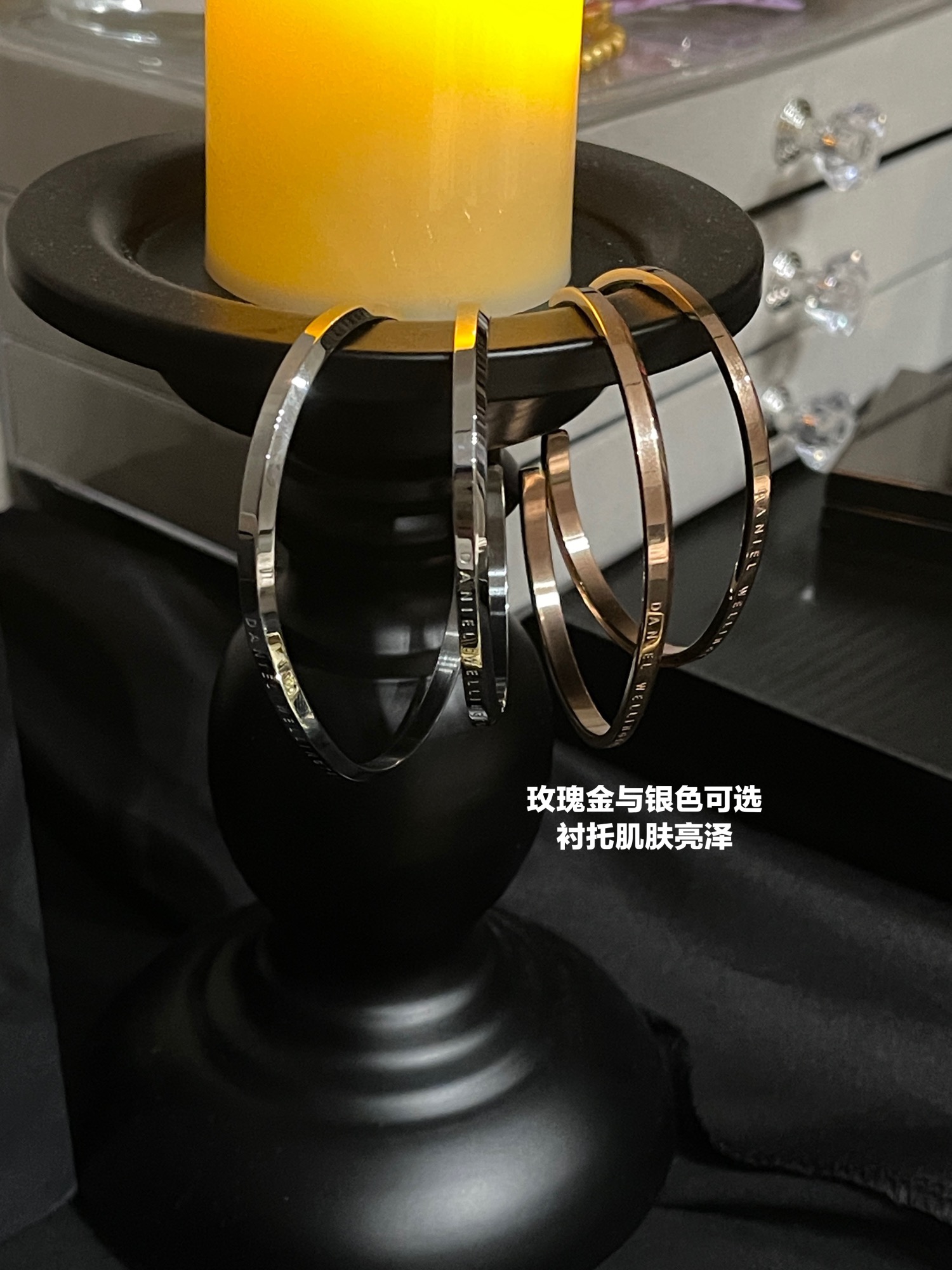 说真的现在买个普通的手链手镯都要 100.200块了 2