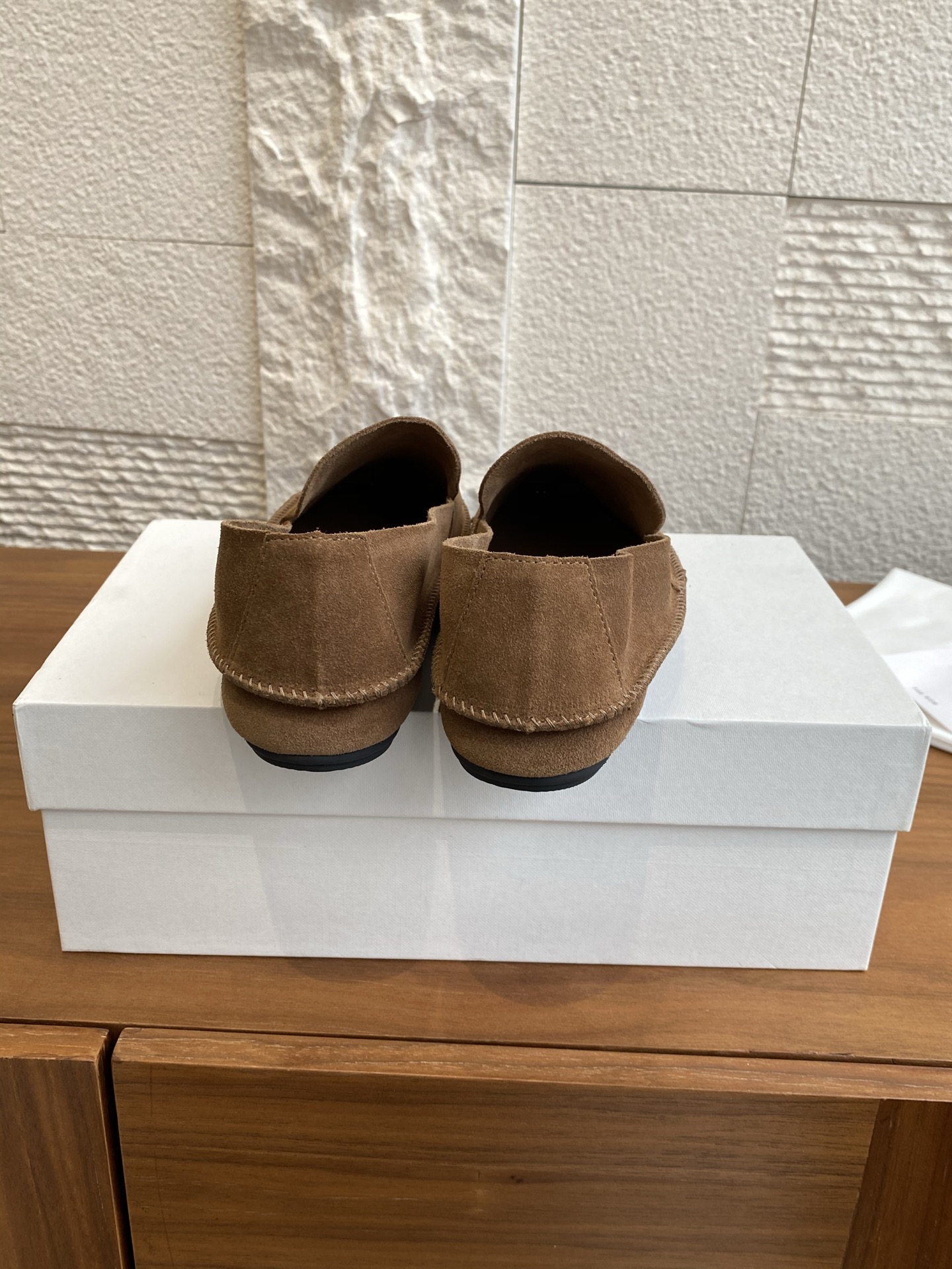 “THE ROW 25s Tyler British Windshoe Recreational Shoes: Fine Quality Fashion for Spring and Summer” - 图片 8