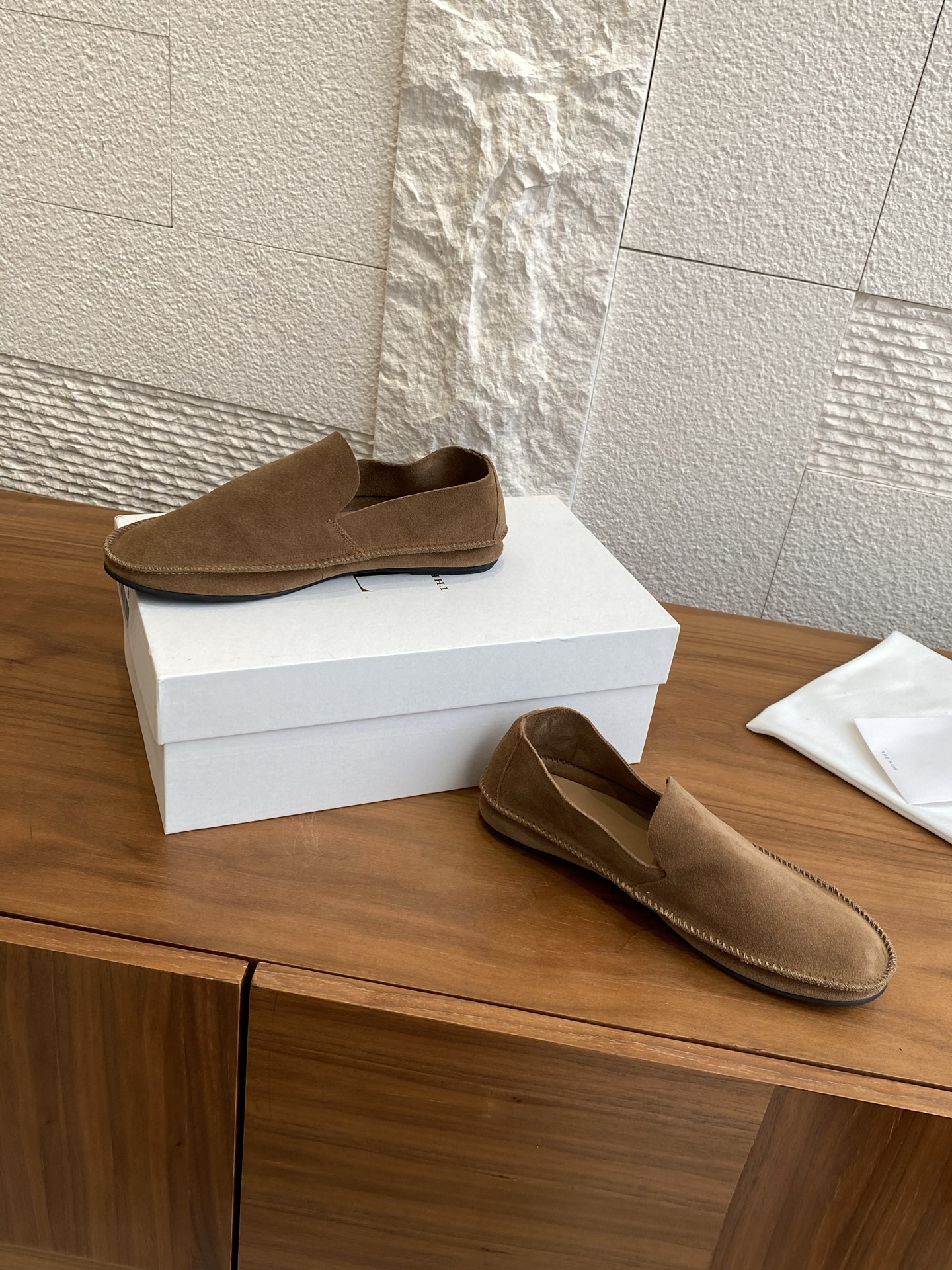 “THE ROW 25s Tyler British Windshoe Recreational Shoes: Fine Quality Fashion for Spring and Summer” - 图片 3