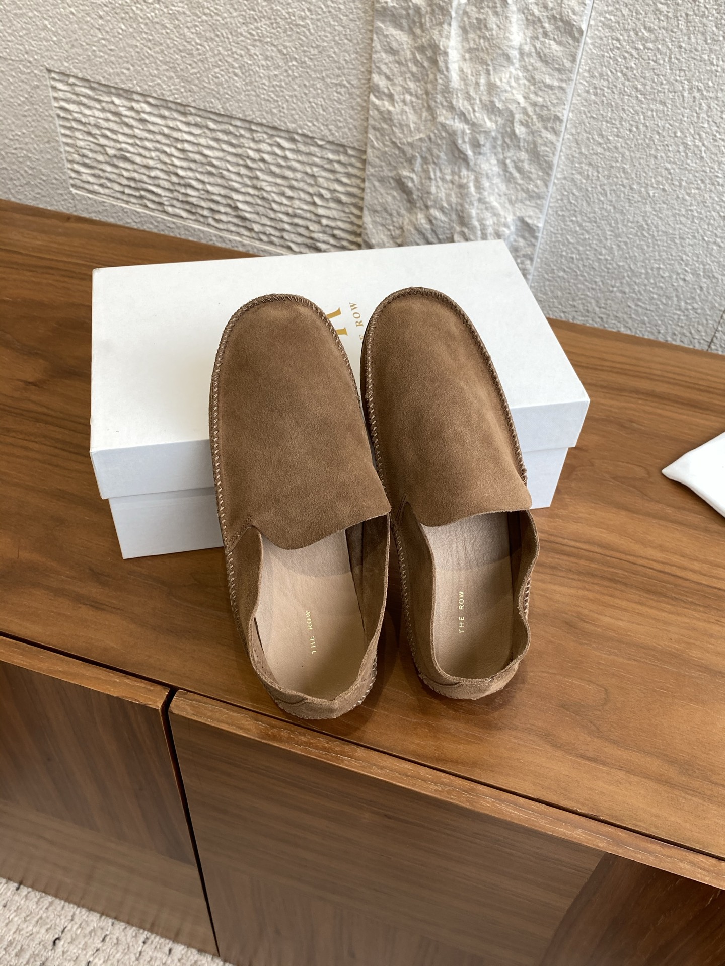 “THE ROW 25s Tyler British Windshoe Recreational Shoes: Fine Quality Fashion for Spring and Summer” - 图片 2