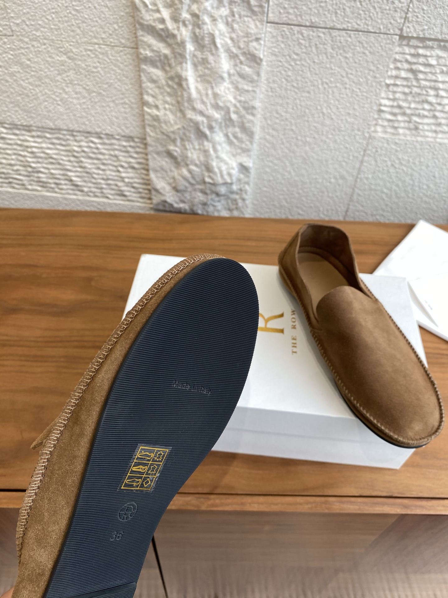 “THE ROW 25s Tyler British Windshoe Recreational Shoes: Fine Quality Fashion for Spring and Summer” - 图片 7