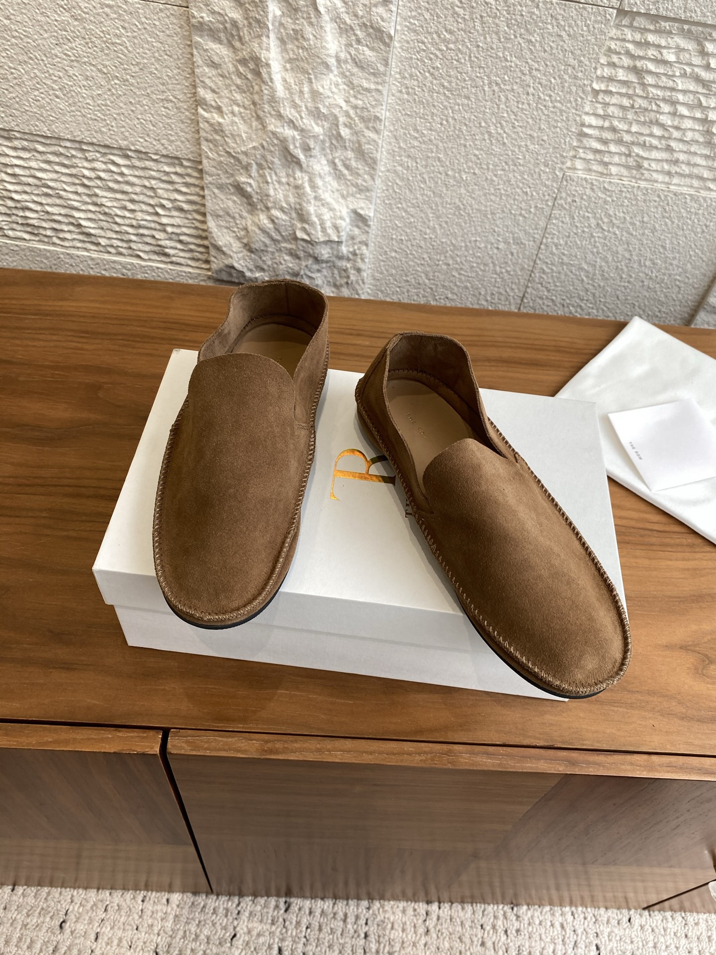 “THE ROW 25s Tyler British Windshoe Recreational Shoes: Fine Quality Fashion for Spring and Summer” - 图片 4