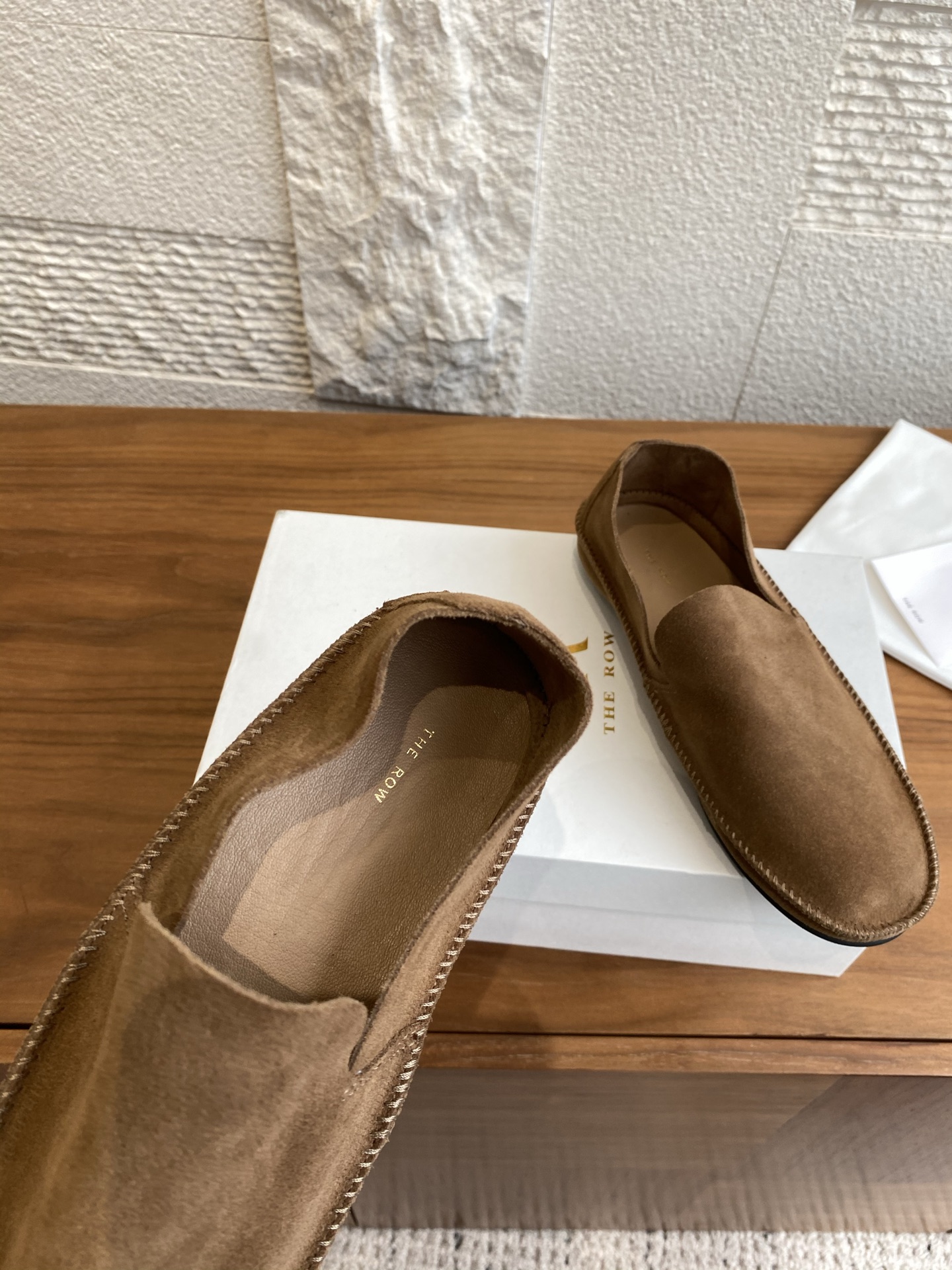 “THE ROW 25s Tyler British Windshoe Recreational Shoes: Fine Quality Fashion for Spring and Summer” - 图片 6