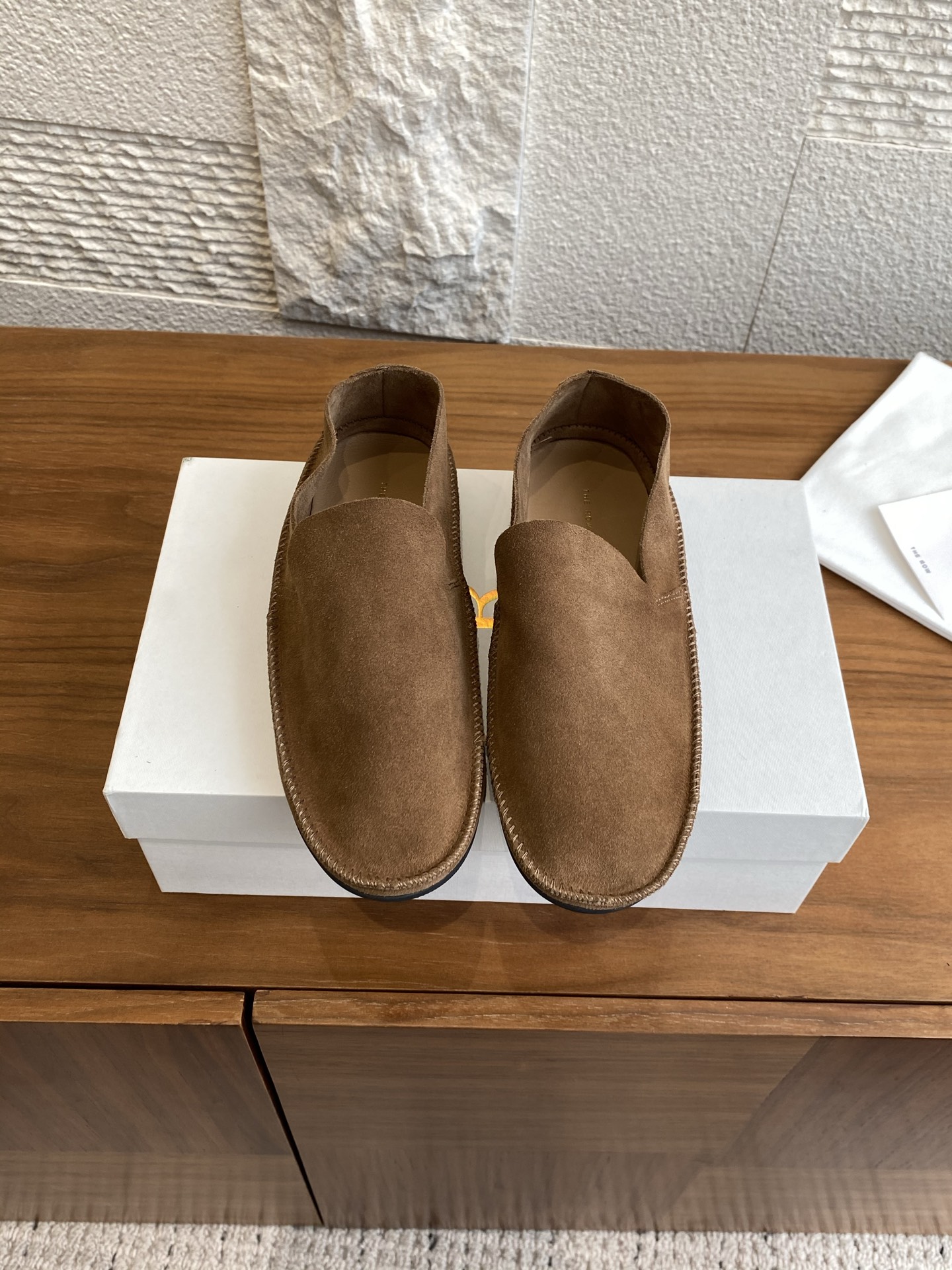 “THE ROW 25s Tyler British Windshoe Recreational Shoes: Fine Quality Fashion for Spring and Summer” - 图片 1