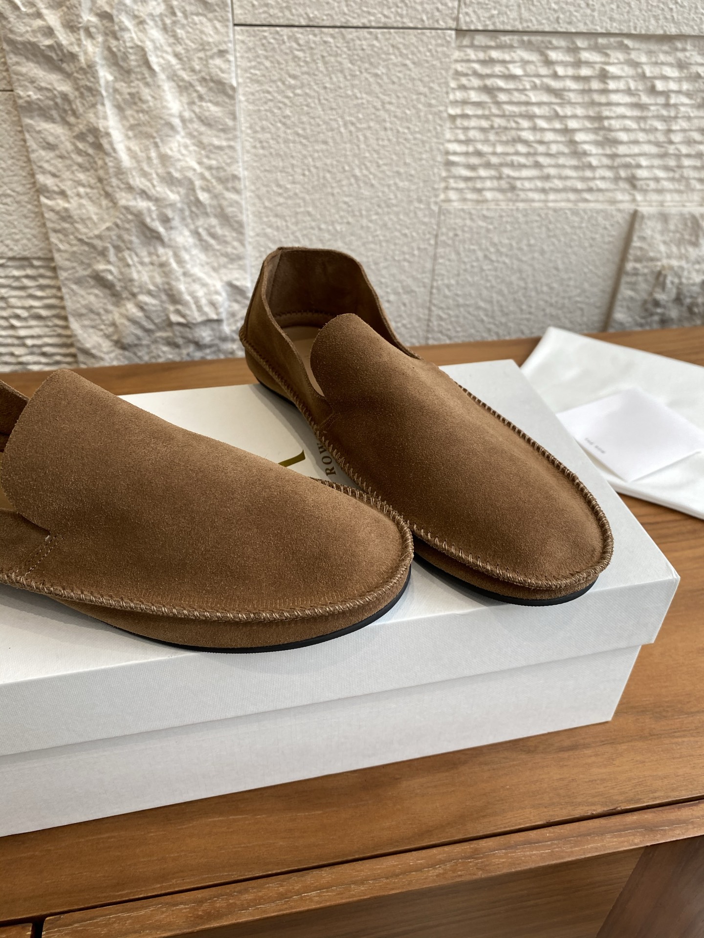 “THE ROW 25s Tyler British Windshoe Recreational Shoes: Fine Quality Fashion for Spring and Summer” - 图片 9