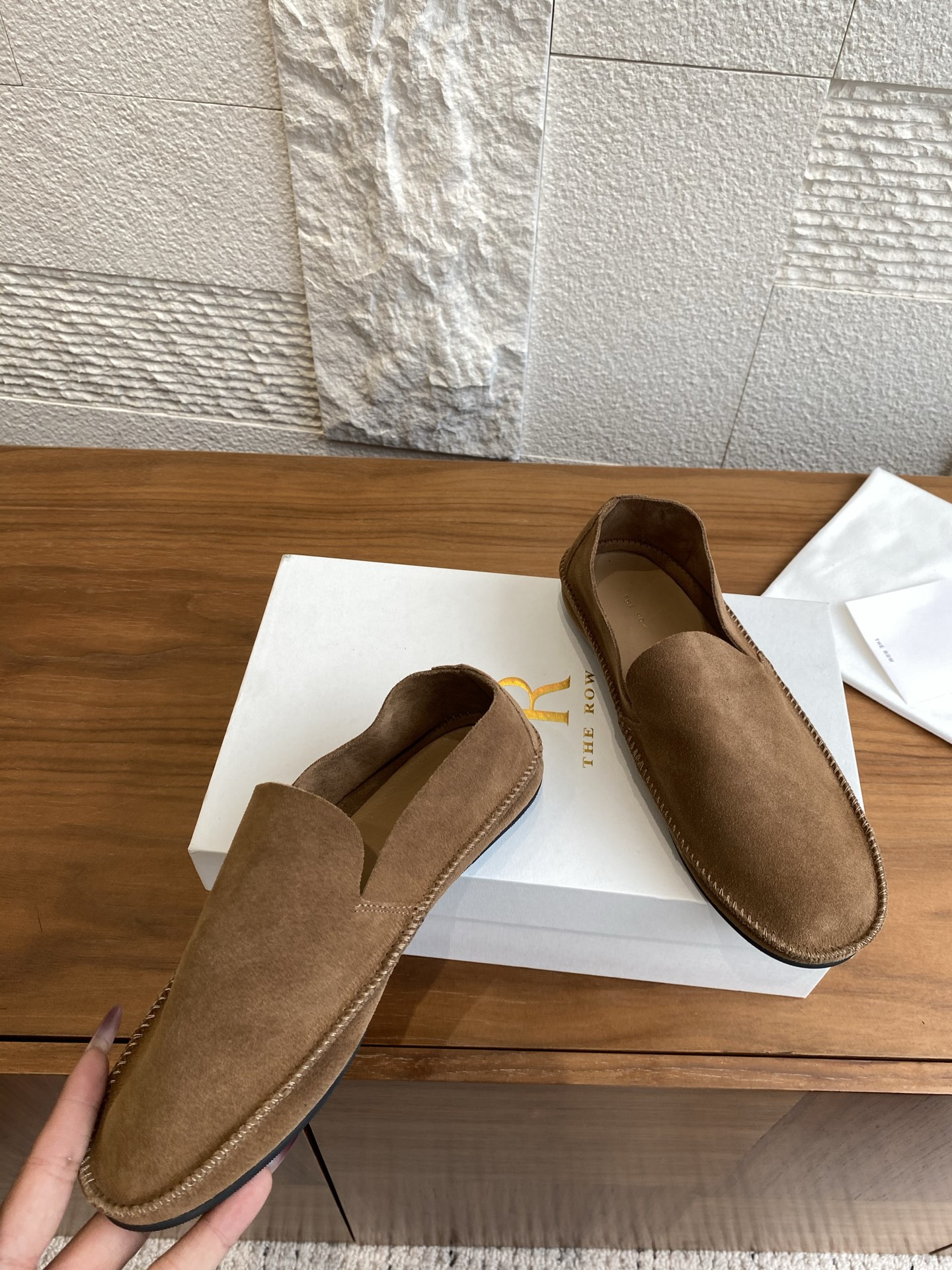 “THE ROW 25s Tyler British Windshoe Recreational Shoes: Fine Quality Fashion for Spring and Summer” - 图片 5