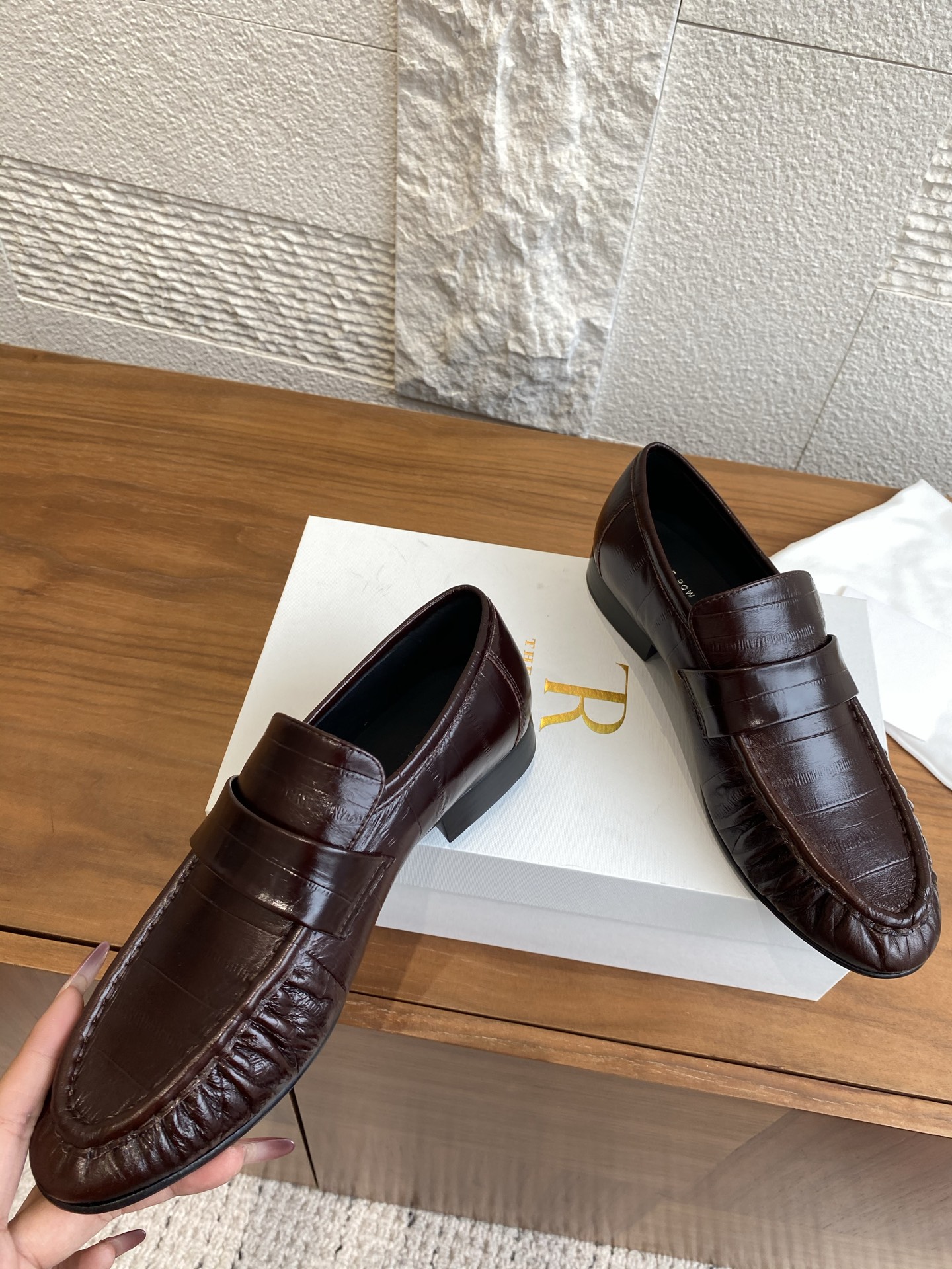 “Classic Happy Shoe: Zirconium Leather, Comfortable Sole – Size 35-42” - 图片 5