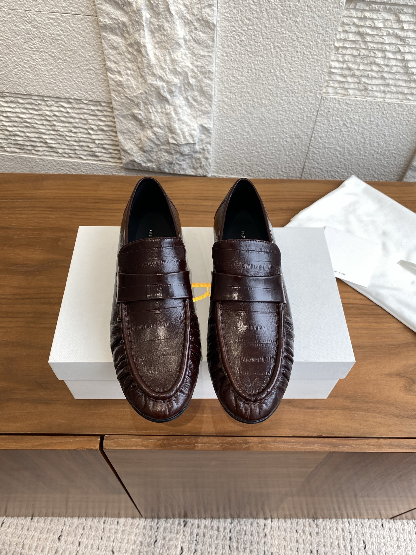 “Classic Happy Shoe: Zirconium Leather, Comfortable Sole – Size 35-42” - 图片 1