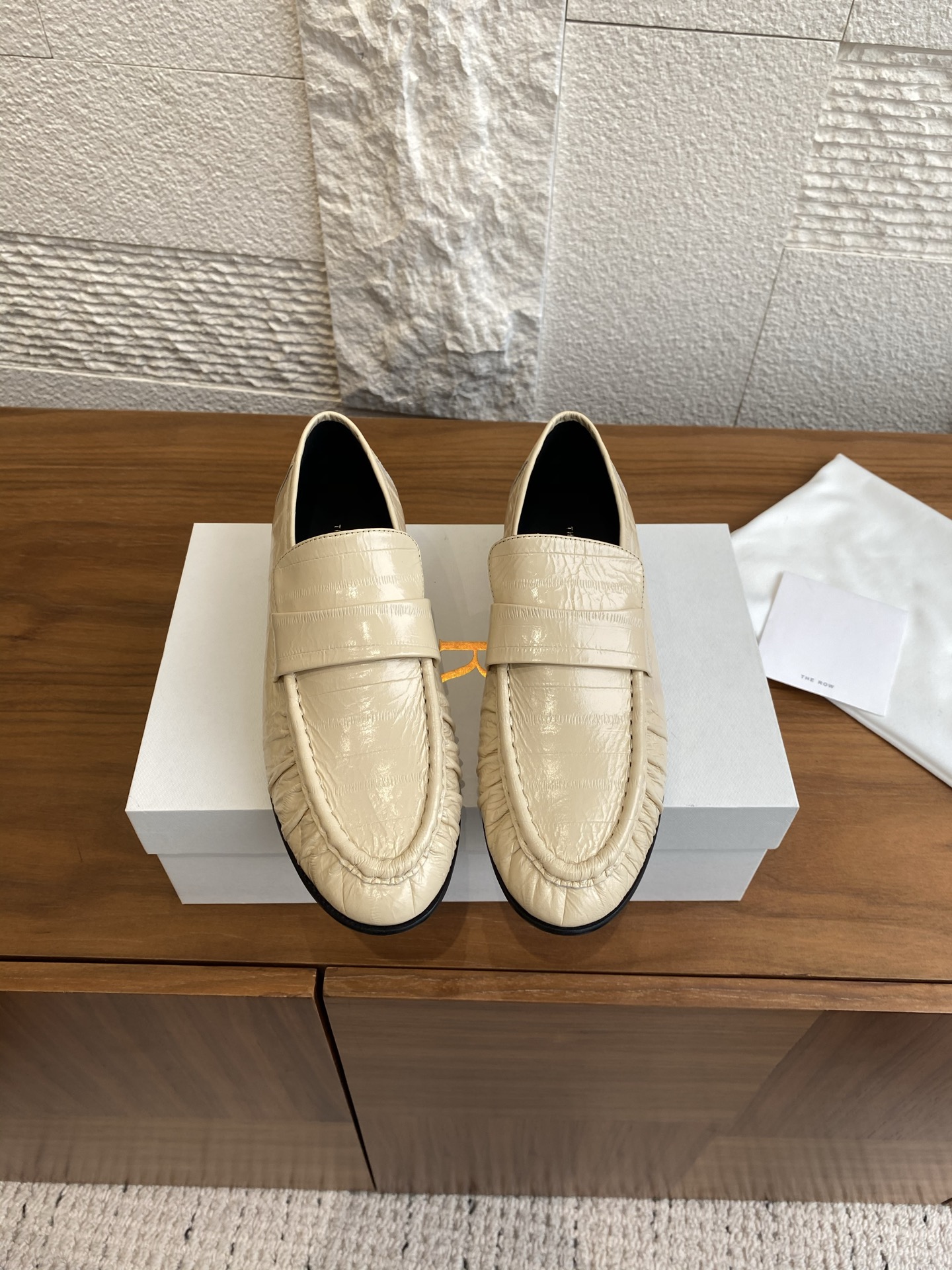 “Classic Zirconium Happy Shoe: New Springs and Summers Collection with Italian Leather Soles – Size 35-42” - 图片 1