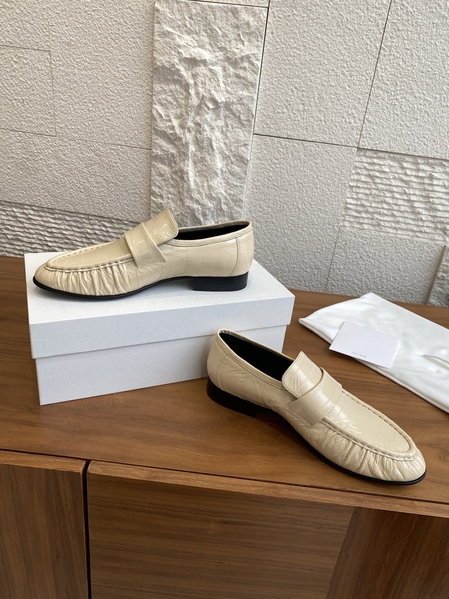 “Classic Zirconium Happy Shoe: New Springs and Summers Collection with Italian Leather Soles – Size 35-42” - 图片 3