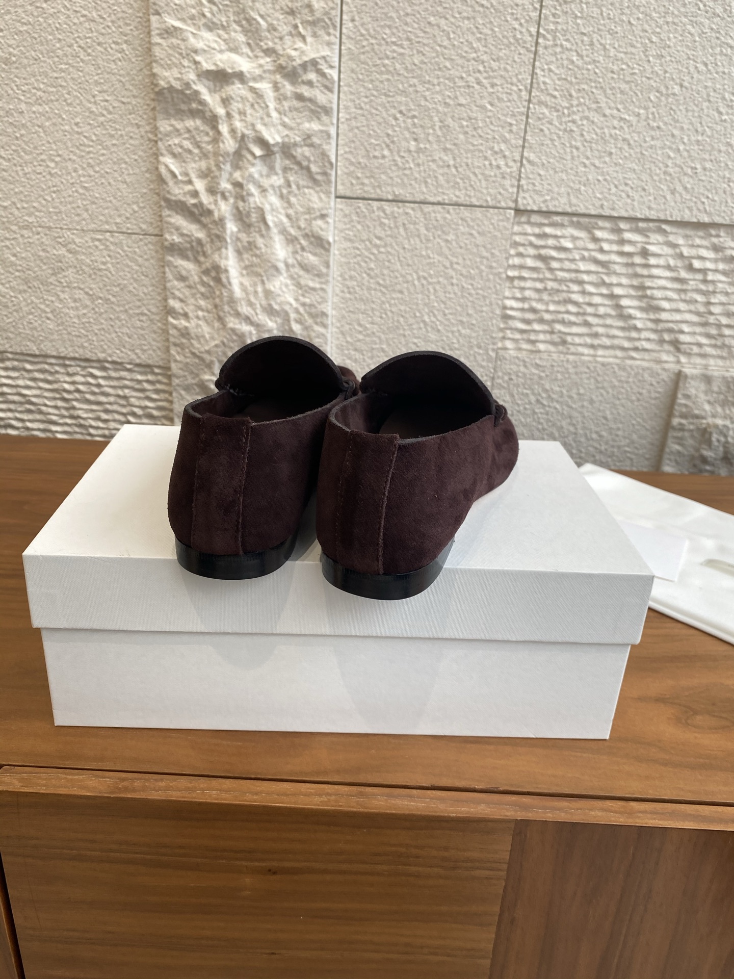Title: Classic Zirconium Happy Shoe by The Row Summary: The Row’s versatile shoe features an elliptical design, velvet leather, and comfortable 2.5 cm thick sole. - 图片 8