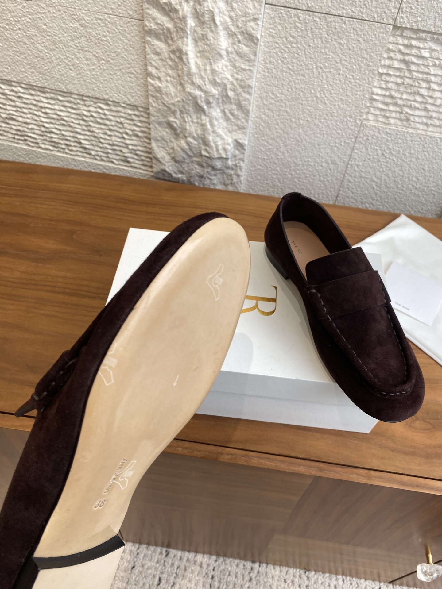 Title: Classic Zirconium Happy Shoe by The Row Summary: The Row’s versatile shoe features an elliptical design, velvet leather, and comfortable 2.5 cm thick sole. - 图片 7