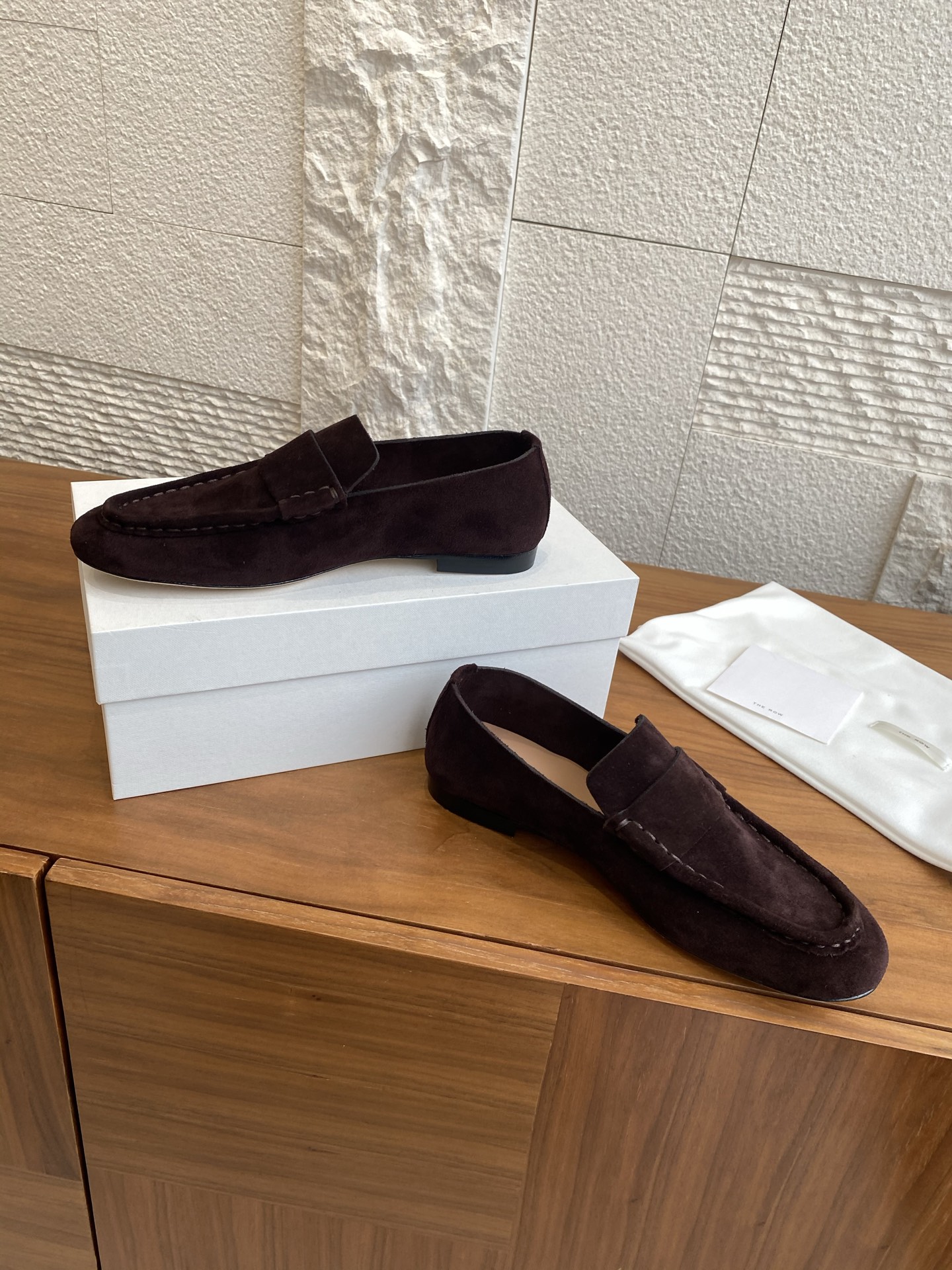 Title: Classic Zirconium Happy Shoe by The Row Summary: The Row’s versatile shoe features an elliptical design, velvet leather, and comfortable 2.5 cm thick sole. - 图片 3