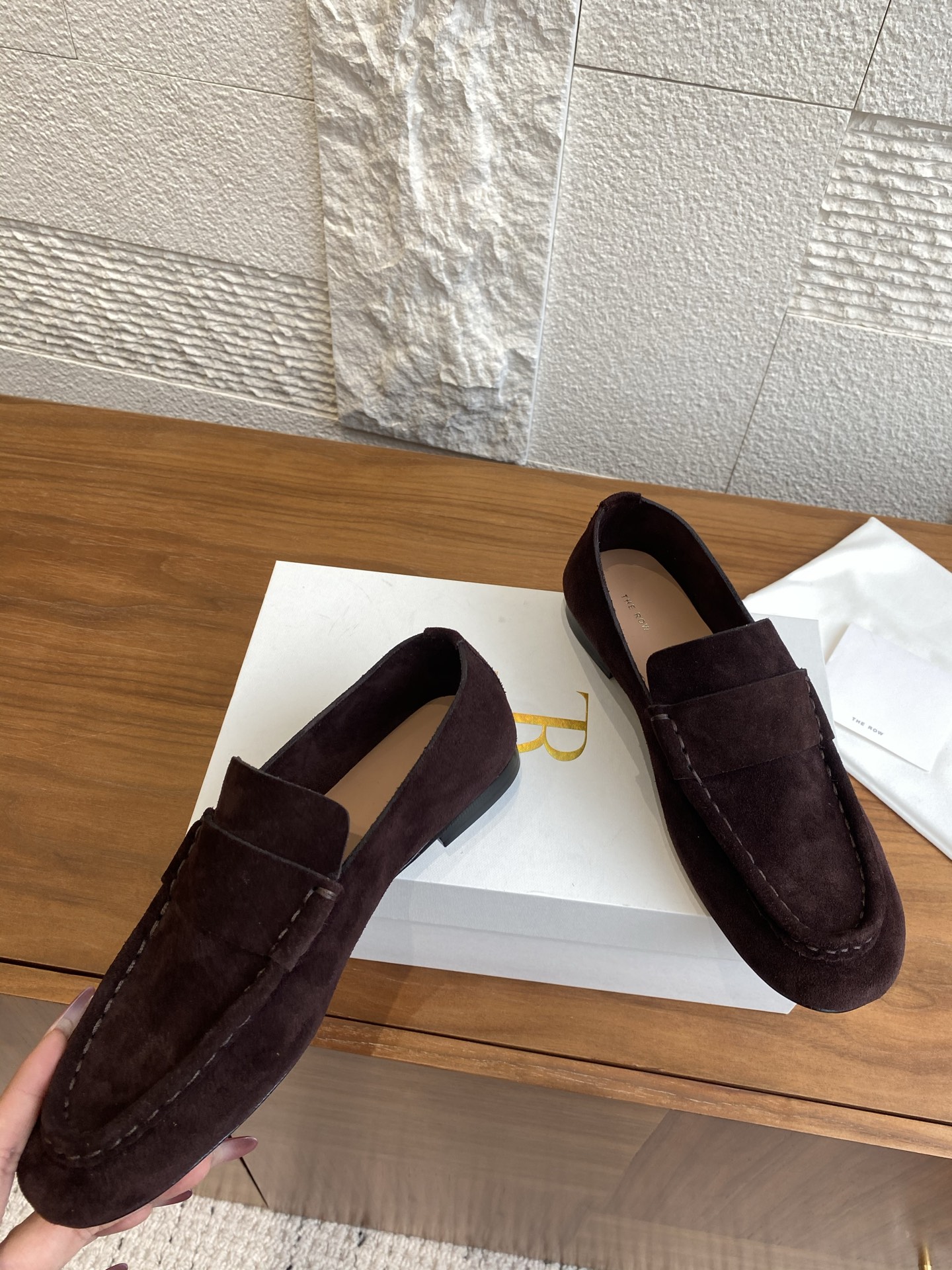 Title: Classic Zirconium Happy Shoe by The Row Summary: The Row’s versatile shoe features an elliptical design, velvet leather, and comfortable 2.5 cm thick sole. - 图片 5