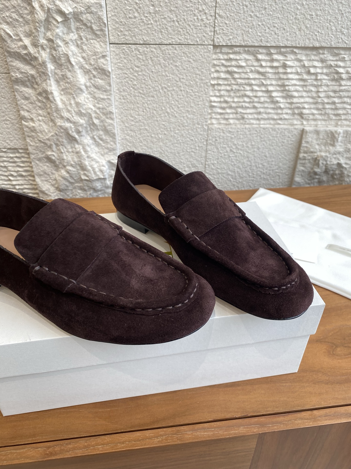 Title: Classic Zirconium Happy Shoe by The Row Summary: The Row’s versatile shoe features an elliptical design, velvet leather, and comfortable 2.5 cm thick sole. - 图片 9