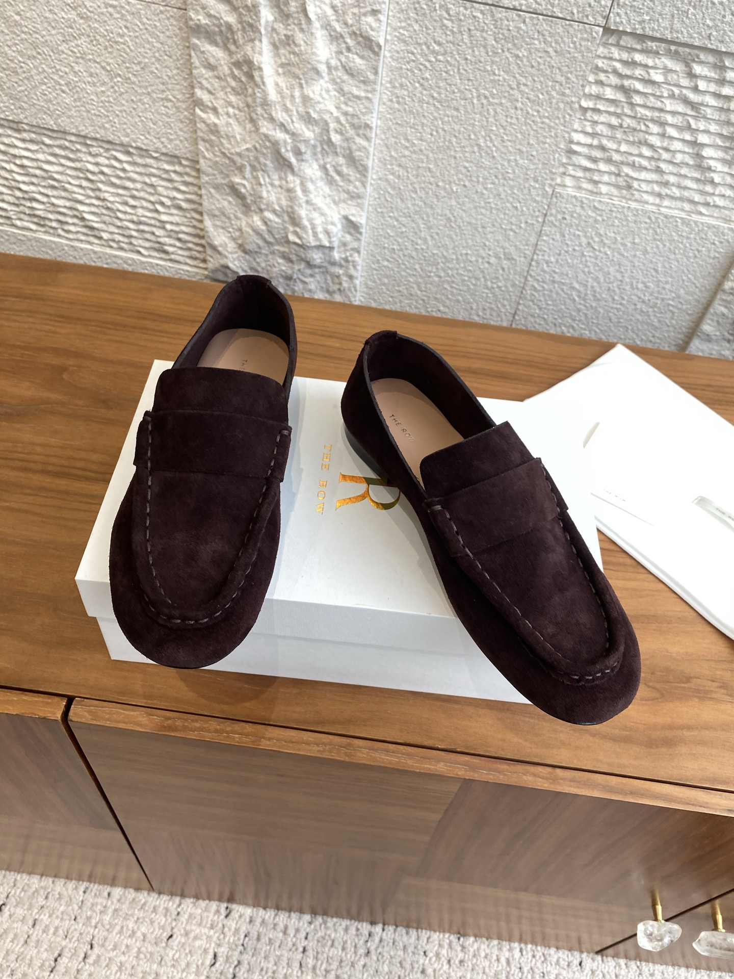 Title: Classic Zirconium Happy Shoe by The Row Summary: The Row’s versatile shoe features an elliptical design, velvet leather, and comfortable 2.5 cm thick sole. - 图片 4