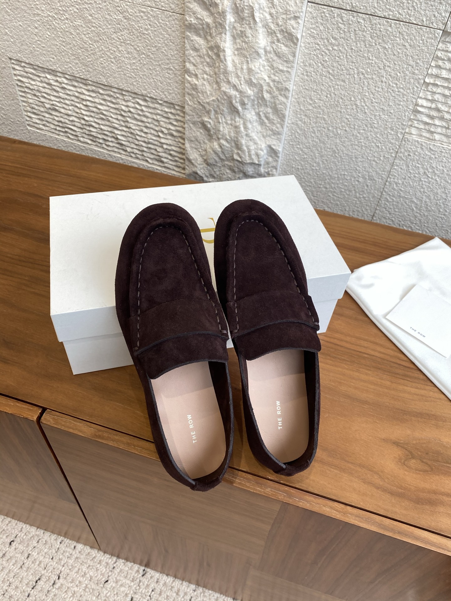 Title: Classic Zirconium Happy Shoe by The Row Summary: The Row’s versatile shoe features an elliptical design, velvet leather, and comfortable 2.5 cm thick sole. - 图片 2