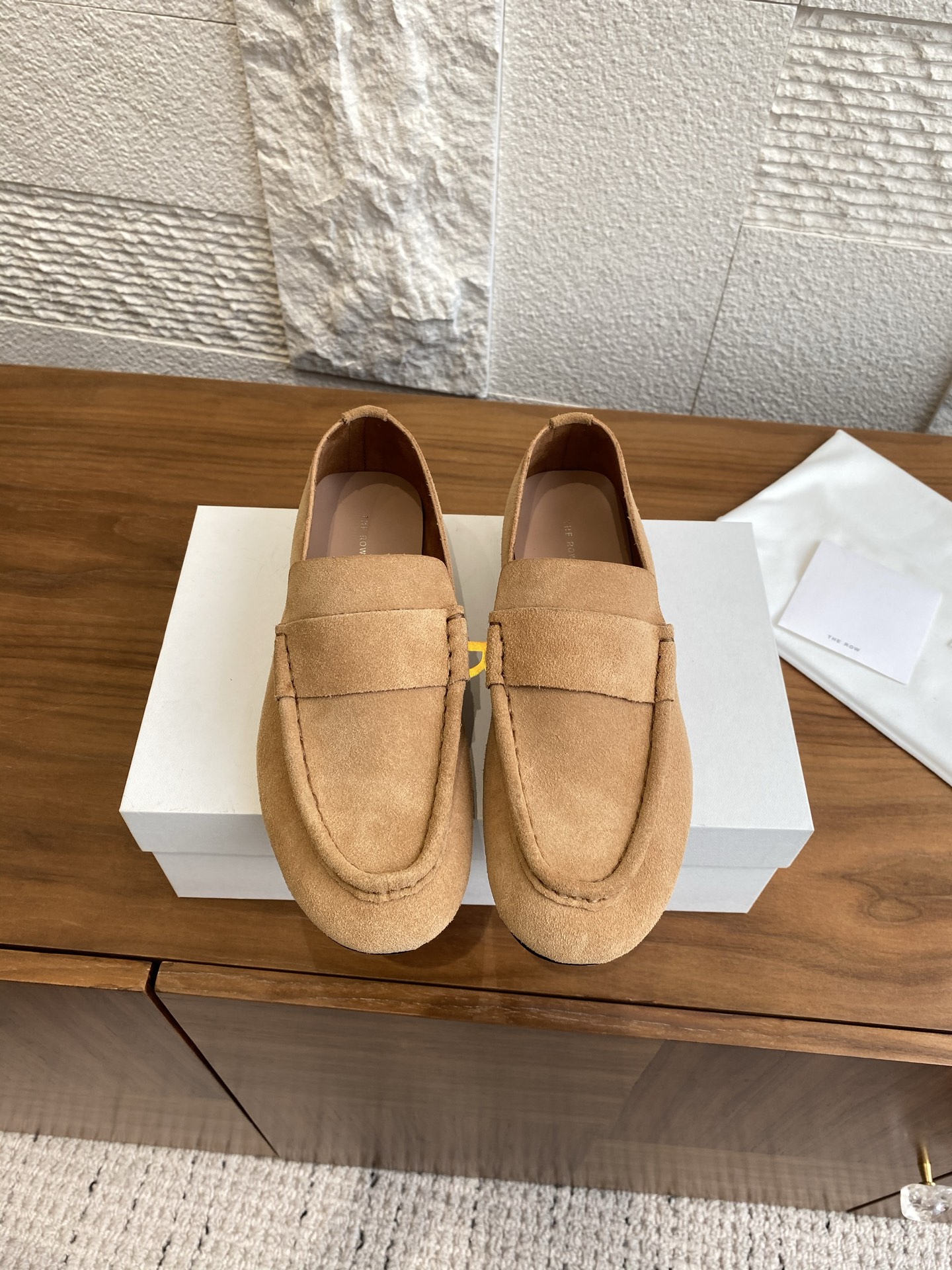 “Classic and Comfortable Zirconium Happy Shoe for All Seasons, Sizes 35-42” - 图片 1