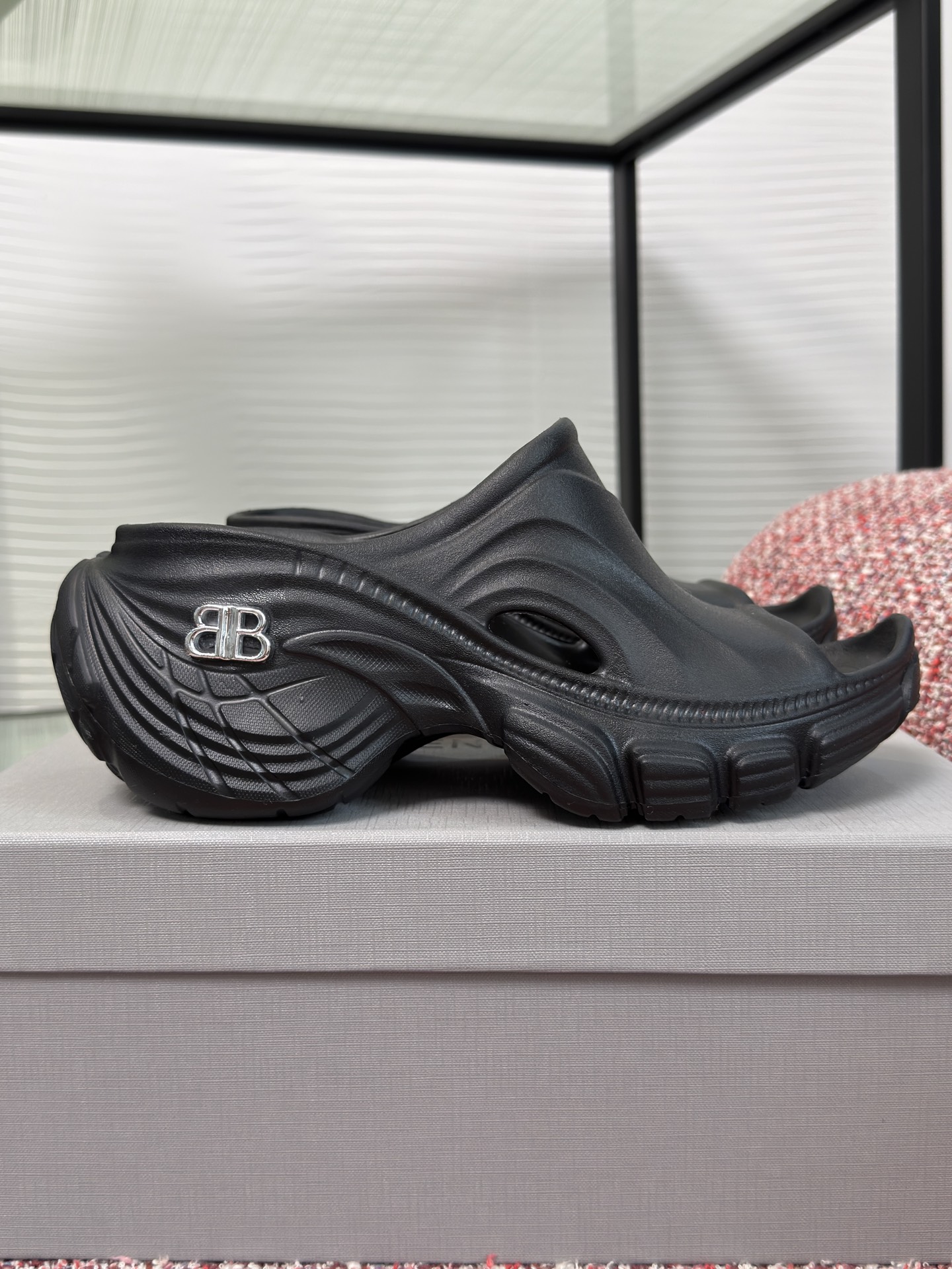 NO:782167,Top version: BALENCIAGA 2026 Summer New Thick-soled Heightened Double B-Buckle Slippers These thick-soled and elevated EVA slippers are made of lightweight Q-elastic EVA material, non-slip and cushioning, and super comfortable to wear!  The thick-soled design increases the height by about 7cm, elongates the leg lines, and is friendly to small people. The open toe + curved sole is breathable and not stuffy to the feet. It is simple and versatile. It can be easily worn with skirts and casual pants. It is fashionable and practical. It is a must-have item for summer wear!  Material EVA foam one-piece molding Heel height 7cm Size35-39, slippers, balenciaga, balenciaga, slippers, skirts19860909顶级版本: BALENCIAGA 巴黎世家 2026 夏季新款 厚底 增高 双B扣 拖鞋 这款厚底增高EVA凉拖鞋,采用轻便Q弹的EVA材质,防滑又缓震,穿着超舒适！厚底设计增高约7cm,拉长腿部线条,小个子友好.露趾+弧形鞋底,透气不闷脚,简约百搭,裙装休闲裤都能轻松驾驭,时尚又实用,是夏季穿搭必备单品！ 材质EVA发泡一体成型 跟高7cm Size35-39,拖鞋,balenciaga,balenciaga,slippers,skirts,Women's Shoes