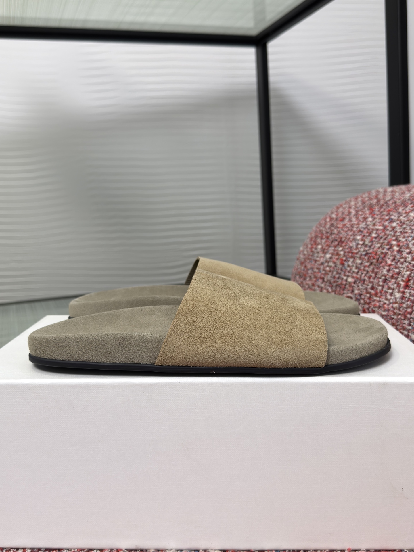 NO:782175,Top version: (guan goods) THE ROW 2026 new summer products, flat flip flops, flat slippers, TheRow's timeless sense of simplicity and high-end, consistent minimalist style, clean layout without any decoration, only design as the highlight, highlighting temperament and personality!  For a more perfect summer match, don’t be too suitable and you can’t take it off. The fabric is imported calf suede. The foot pads are imported sheepskin. The outsole is original molded platform/rubber bottom. Size 35-40 (customized for 40, non-refundable), slippers, slippers, sheepskin19860909顶级版本:（莞货） THE ROW 2026 夏季新品 一字拖 平底 拖鞋 TheRow永不过时的简约高级感,一贯的极简风格 干净利落的版面设计没有任何装饰 仅以设计为亮点 凸显气质和彰显个性！更完美夏天搭配不要太合适,穿上脱不下来 面料进口小牛反绒 垫脚进口羊皮 大底原版开模底台/橡胶底片 Size35-40(40定做不退换）,拖鞋,slippers,sheepskin,Women's Shoes