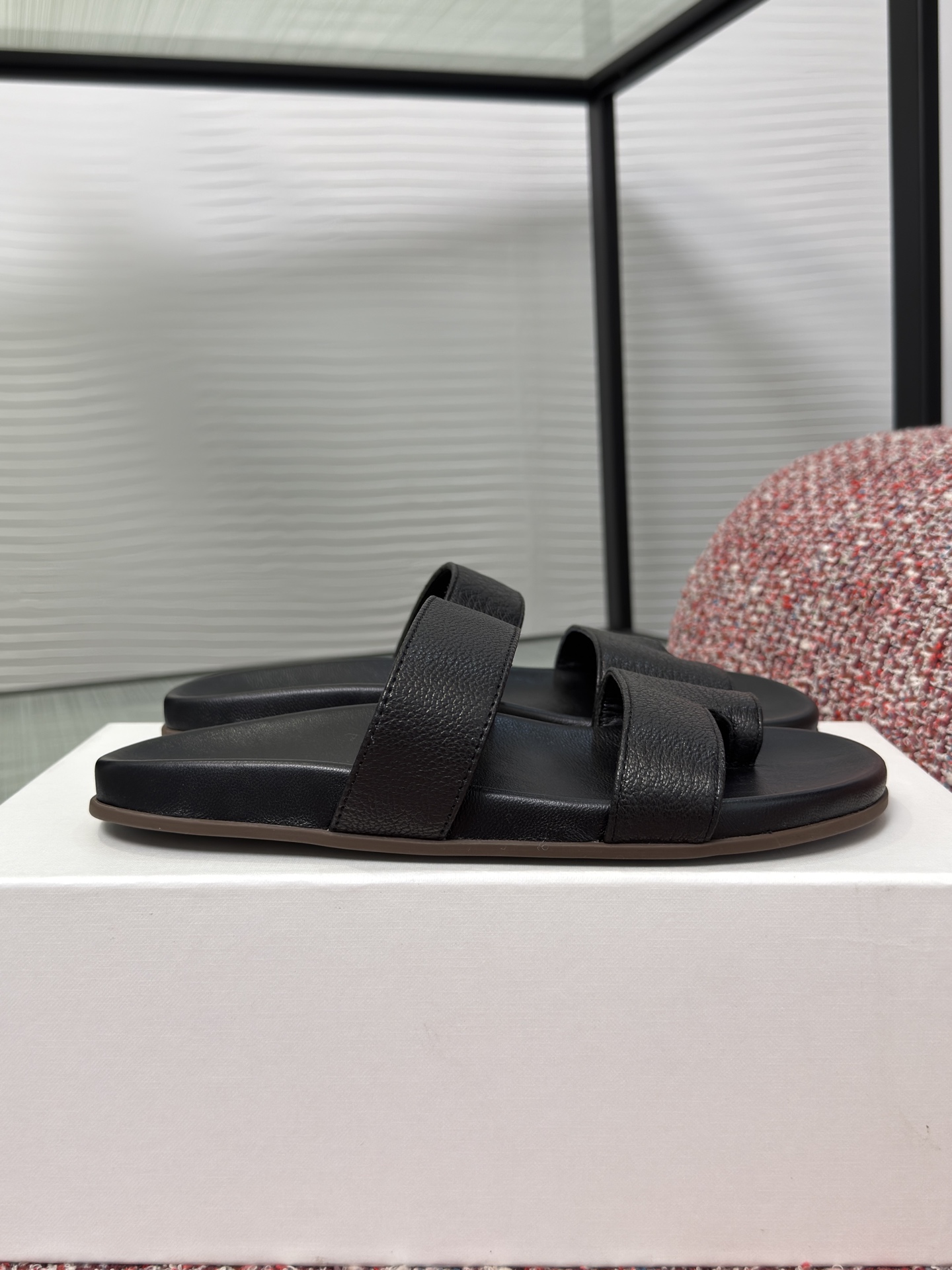 NO:782162,Top version: (guan goods) THE ROW 2026 new summer style slippers, one-line straps, flat bottoms, TheRow's timeless sense of simplicity and high-end, consistent minimalist style, clean layout without any decoration, only design as the highlight, highlighting temperament and personality!  For a more perfect summer match, don’t be too suitable and you can’t take it off. Fabric imported lambskin. Lining/foot pads imported sheepskin. Original open-molded rubber non-slip outsole. Size 35-40 (customized for 40, non-returnable), split-toe shoes, slippers, sheepskin.19860909顶级版本:（莞货） THE ROW 2026 夏季新款 套趾 一字带 平底 拖鞋 TheRow永不过时的简约高级感,一贯的极简风格 干净利落的版面设计没有任何装饰 仅以设计为亮点 凸显气质和彰显个性！更完美夏天搭配不要太合适,穿上脱不下来 面料进口小羊皮 内里/脚垫进口羊皮 大底原版开模橡胶防滑大底 Size35-40（40定做不退换）,分趾鞋,slippers,sheepskin,Women's Shoes