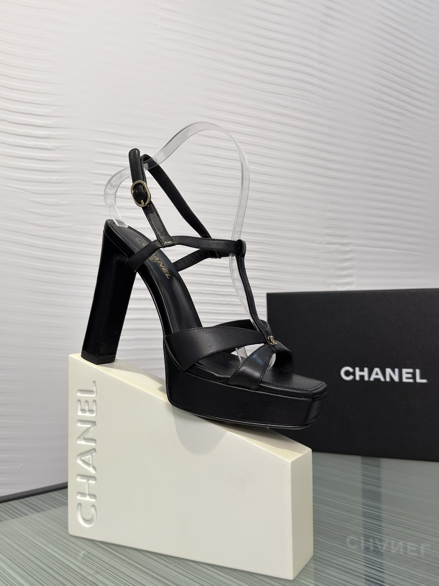 NO:782156,Top version: CHANEL Chanel 2026 Spring and Summer New Style Square Toe T-Strap Double C Buckle Waterproof Platform High Heel Sandals Chanel's thick-soled platform sandals are simple and modern. The thick high-heeled + thick-soled design elongates the leg line and is super comfortable, making it easy to control in daily or formal occasions. The metal double C logo on the upper gives a full sense of brand. The fabric is imported sheepskin, the lining/foot pads are imported sheepskin, and the outsole is genuine leather imported from Italy.  Heel height 11cm Size 35-41 (40 41 customized, non-returnable), high heels and sandals, chanel, chanel, sandals, high heels, sheepskin, Leather soles19860909顶级版本: CHANEL 香奈儿 2026 春夏新款 方头 T字带 双C扣 防水台 高跟 凉鞋 香奈儿这款厚底水台凉鞋,简约又有现代感.粗高跟+厚底设计,拉长腿部线条同时超舒适,日常或正式场合都能轻松驾驭.鞋面金属双C标志,品牌感满满. 面料进口羊皮 内里/垫脚进口羊皮 大底意大利进口真皮大底 跟高11cm Size35-41（40 41 定做不退换）,高跟鞋凉鞋,chanel,chanel,sandals,high heels,sheepskin,Leather soles,Women's Shoes