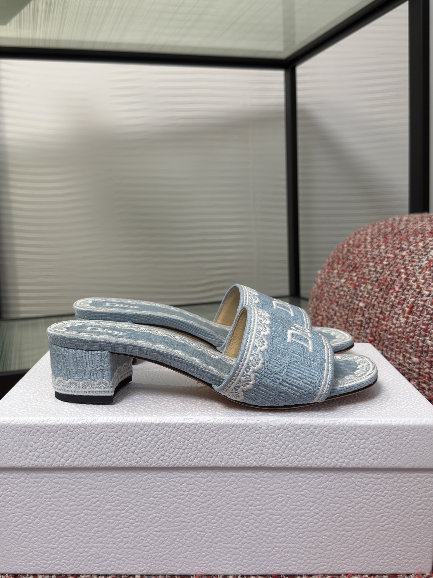 NO:886039,Top version Dior Dior 2026 summer new Dentelle series lace block heel sandals slippers This Dior Dentelle heeled sandal was designed by Jonathan Anderson to reinterpret Dior's elegant logo with a fashionable style. The smooth silhouette is matched with a covered block heel and is carefully made of cotton fabric, decorated with Oblique print and white lace, adding elegance to various looks. Fabric: Original custom three-dimensional embroidered cotton  Lining imported soft sheepskin lining Outsole Italian imported genuine leather outsole Heel height 4cm Size: 35-41 (40 41 custom-made, non-returnable), slippers, dior, dior, slippers, sheepskin, Leather soles19860909顶级版本 Dior 迪奥2026 夏季新款 Dentelle系列 蕾丝 粗跟 凉拖 拖鞋 这款 Dior Dentelle 带跟凉拖由乔纳森·安德森 (Jonathan Anderson) 倾情设计,以时尚风范全新演绎 Dior 的优雅标识.流畅廓形搭配包覆粗跟,采用棉质面料精心制作,饰以 Oblique 印花和白色蕾丝,为各式造型增添典雅气质. 面料:原版定制立体刺绣棉布 内里进口柔软羊皮里 大底意大利进口真皮大底 跟高4cm Size : 35-41（40 41 定做不退换）,拖鞋,dior,dior,slippers,sheepskin,Leather soles,Women's Shoes