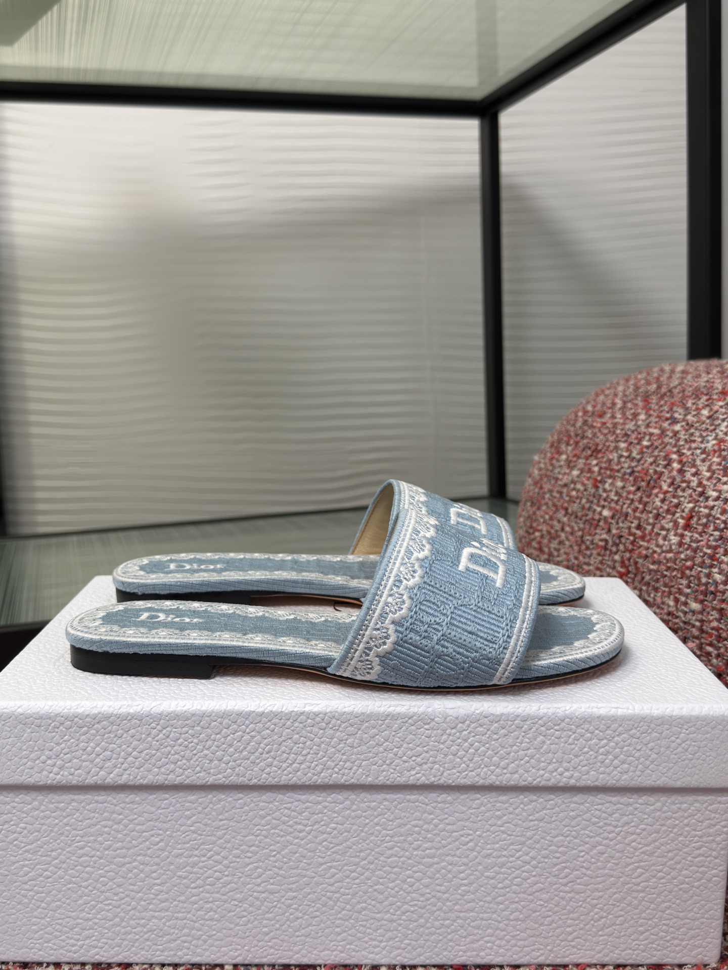 NO:886047,Top version Dior Dior 2026 summer new Dentelle series lace flat sandals slippers This Dior Dentelle sandals were created by Jonathan Anderson for Dior, reinterpreting Dior's elegant logo with a fashionable style. Smooth silhouette, carefully made of cotton fabrics, decorated with Oblique prints and white lace, adding elegance to various looks. Fabric: Original custom three-dimensional embroidered cotton  Lining imported soft sheepskin, outsole Italian imported genuine leather outsole Size: 35-41 (40 41 customized, non-returnable), slippers, dior, dior, slippers, sheepskin, Leather soles19860909顶级版本 Dior 迪奥2026 夏季新款 Dentelle系列 蕾丝 平底 凉拖 拖鞋 这款 Dior Dentelle 凉拖由乔纳森·安德森 (Jonathan Anderson) 为 Dior 倾情打造,以时尚风范全新演绎 Dior 的优雅标识.流畅廓形,采用棉质面料精心制作,饰以 Oblique 印花和白色蕾丝,为各式造型增添典雅气质. 面料:原版定制立体刺绣棉布 内里进口柔软羊皮里 大底意大利进口真皮大底 Size : 35-41（40 41 定做不退换）,拖鞋,dior,dior,slippers,sheepskin,Leather soles,Women's Shoes