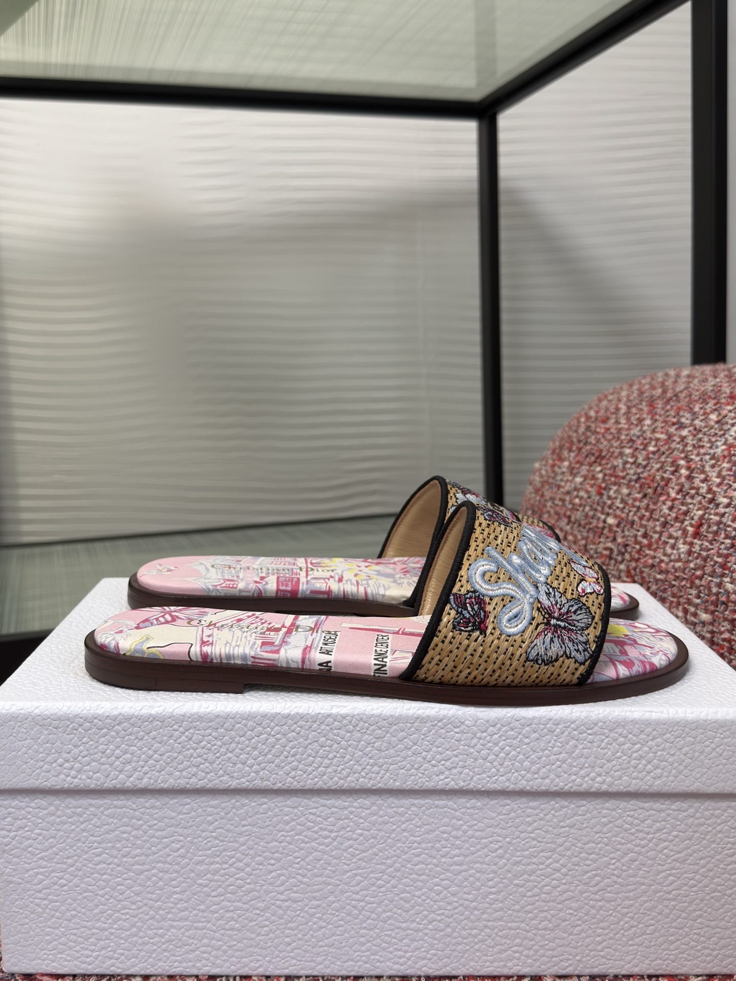 NO:886053,Top version Dior Dior 2026 new summer style Dway city limited series embroidery flat sandals slippers This classic Dway heeled sandals are from the Dioriviera limited series, decorated with Dior Secret Garden pattern inspired by the classic floral pattern tapestry, exuding a poetic and elegant atmosphere. It is highly recognizable. It can add fashionable style to various outfits, and can be matched with other Dior Secret Garden pattern items to create matching looks.  Fabric: Imported raffia woven embroidery, imported soft sheepskin lining, outsole, genuine leather outsole imported from Italy Size: 35-41 (40 41 customized, non-refundable), slippers, dior, dior, slippers, espadrilles, sheepskin, Leather soles19860909顶级版本 Dior 迪奥2026 夏季新款 Dway 城市限定系列 刺绣 平底 凉拖 拖鞋 这款经典的 Dway 带跟凉拖来自 Dioriviera 限定系列,饰以Dior Secret Garden 图案的灵感源自经典的花卉图案挂毯,散发诗意与高雅的气息.富有辨识度.可为各式装扮增添时尚风范,可与其他 Dior Secret Garden 图案单品搭配,打造配套造型. 面料:进口拉菲草编织刺绣 内里进口柔软羊皮里 大底意大利进口真皮大底 Size : 35-41（40 41 定做不退换）,拖鞋,dior,dior,slippers,espadrilles,sheepskin,Leather soles,Women's Shoes