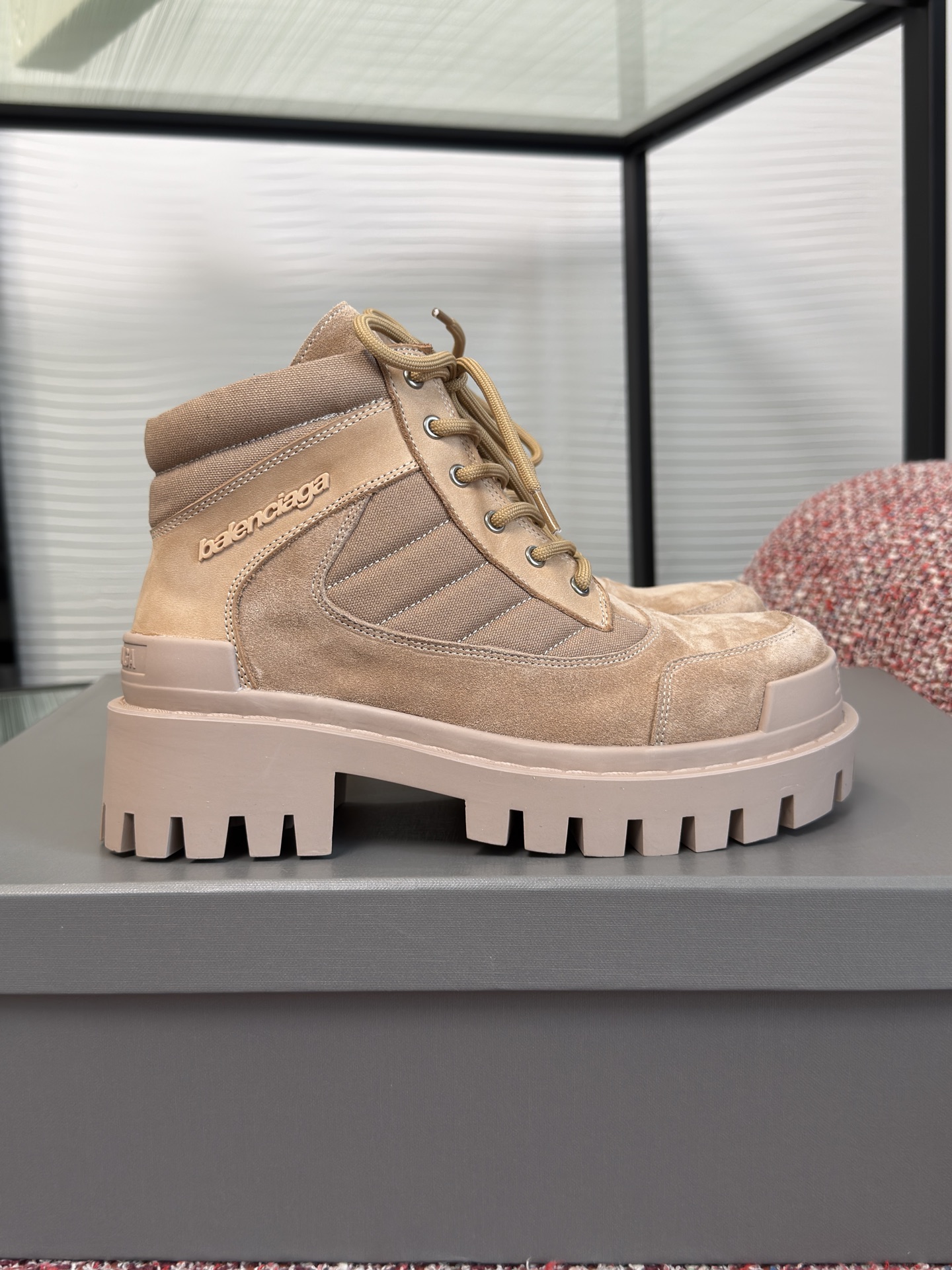 NO:874177,Top Version Women Men Balenciaga 2026 Early Autumn New Big Round Toe COMBAT STRIKE Series Couple's Wear Low Boots Balenciaga Balenciaga's COMBAT STRIKE couple's low boots. Beige suede + quilted details, perfect texture!  Thick-soled serrated design, strong grip, full of functionality. Brand logo on the side, highly recognizable, both fashionable and practical. Inspired by traditional split-toe shoes, combined with modern workwear style, it is great for daily wear or street style, and it is easy to create a personalized style!  Fabric imported first-layer cowhide, lining/foot pads breathable knitted fabric, outsole original molded rubber outsole Size 35-44 (40 for women, 44 for men, custom-made and non-returnable), boots, balenciaga, balenciaga, boots, cowhide, chamois leather19860909顶级版本女 男 Balenciaga 巴黎世家 2026 早秋新款 大圆头 COMBAT STRIKE系列 情侣装 低筒靴 Balenciaga 巴黎世家这款COMBAT STRIKE情侣款低筒靴.米色麂皮+绗缝细节,质感满分！厚底锯齿设计,抓地力强,机能感十足.侧面品牌标志,辨识度超高,时尚与实用兼备.灵感源自传统分趾鞋,融合现代工装风,日常穿搭或街头造型都很出彩,轻松打造个性风格！ 面料进口头层牛皮 内里/垫脚透气针织布 大底原版开模橡胶大底 Size35-44（女40 男44定做不退换）,靴子,balenciaga,balenciaga,boots,cowhide,chamois leather,Women's Shoes