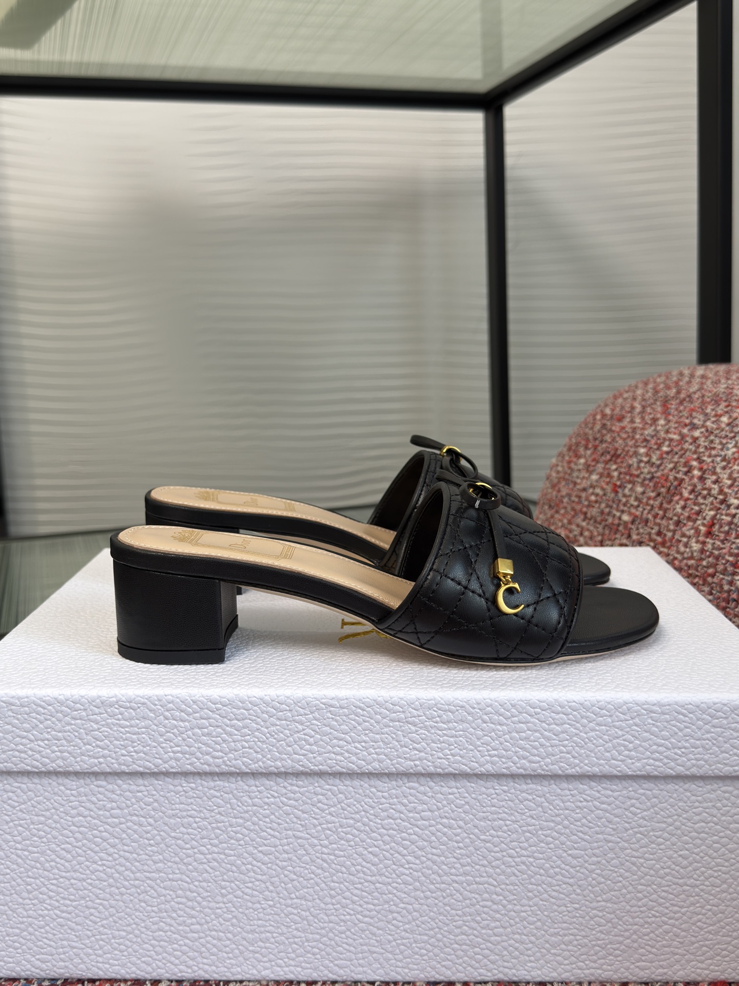 NO:874232,Top version: Dior Dior 2026 new summer Cannage series, bow, Tengg pattern, mid-heeled sandals. This Dior Cannage sandal launched by Jonathan Anderson interprets the Dior logo with a unique design and pays homage to Dior's heritage. The style is fashionable and elegant, carefully made of technical fabrics, decorated with fluffy quilted cannage patterns, and embellished with exquisite bows, Dior's new signature element.  Fabric: imported calfskin, imported soft sheepskin lining, outsole, genuine leather outsole imported from Italy, heel height 4cm19860909顶级版本: Dior 迪奥2026 夏季新款 Cannage系列 蝴蝶结 滕格纹 中跟 凉拖 乔纳森·安德森 (Jonathan Anderson) 推出的这款 Dior Cannage 凉拖以别具一格的设计诠释 Dior 标识,致敬 Dior 传承.款式时尚优雅,采用科技面料精心制作,饰以蓬松绗缝藤格纹图案,点缀以精美蝴蝶结这一 Dior 全新标志元素. 面料:进口小牛皮 内里进口柔羊皮 大底意大利进口真皮大底 跟高4cm Size : 35-41（40 41 定做不退换）,拖鞋,dior,dior,slippers,cowhide,sheepskin,Leather soles,Women's Shoes