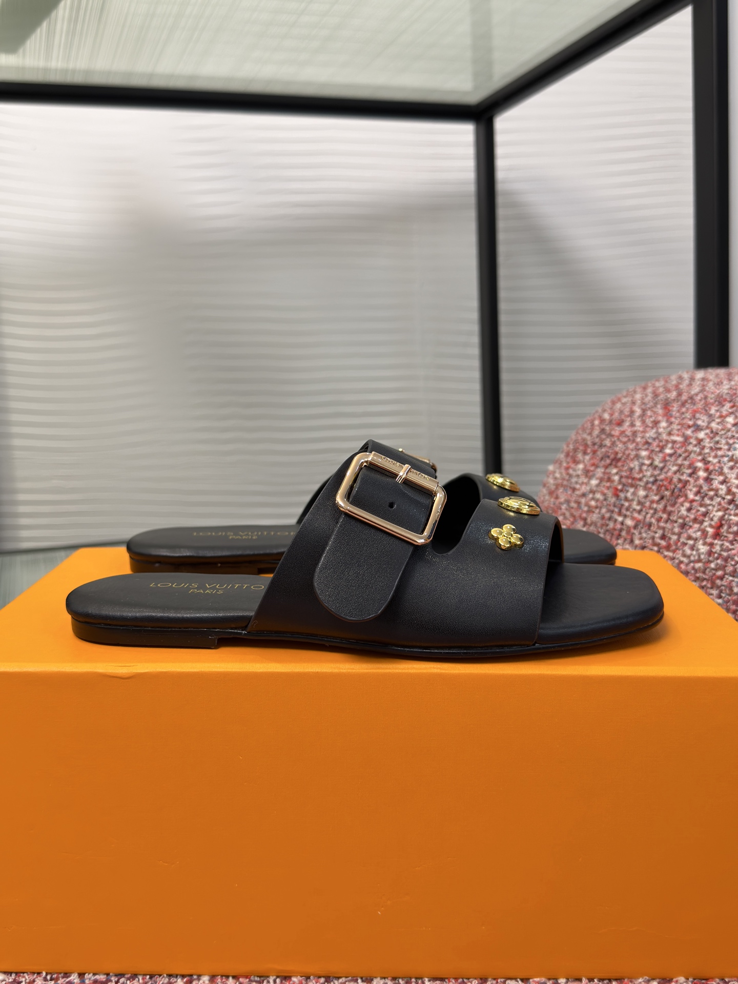 NO:875857,Top version: LV Louis Vuitton 2026 summer new Isola series square toe metal flower buckle belt buckle flat sandals LV Isola series flat sandals are made of high-quality calfskin, with metal Monogram flowers and gold fasteners, simple and super recognizable!  The flat-soled design is super comfortable for daily wear, and looks great with skirts or casual pants in summer. There are 'Louis Vuitton Paris' words on the inside of the insole, which is full of details, fashionable and practical, and is one of LV's classic and popular items!  Fabric imported calfskin lining/foot pads imported sheepskin outsole Italian imported genuine leather outsole Size 35-43 (40 4142 43 customized and non-returnable), slippers, louis vuitton, louis vuitton, louis vuitton, slippers, skirts, cowhide, sheepskin, Leather soles19860909顶级版本: LV 路易威登 2026 夏季新款Isola系列 方头 金属花卉扣 皮带扣 平底 凉拖 LV Isola系列平底凉拖,采用优质小牛皮,搭配金属Monogram花卉和金色扣件,简约又超有辨识度！平底设计,日常穿超舒适,夏天搭裙装或休闲裤都很出彩.鞋垫内侧有“Louis Vuitton Paris”字样,细节满分,时尚实用,是LV经典热门单品之一！ 面料进口小牛皮 内里/垫脚进口羊皮 大底意大利进口真皮大底 Size35-43（40 4142 43定做不退换）,拖鞋,louis vuitton,louis vuitton,louis vuitton,slippers,skirts,cowhide,sheepskin,Leather soles,Women's Shoes