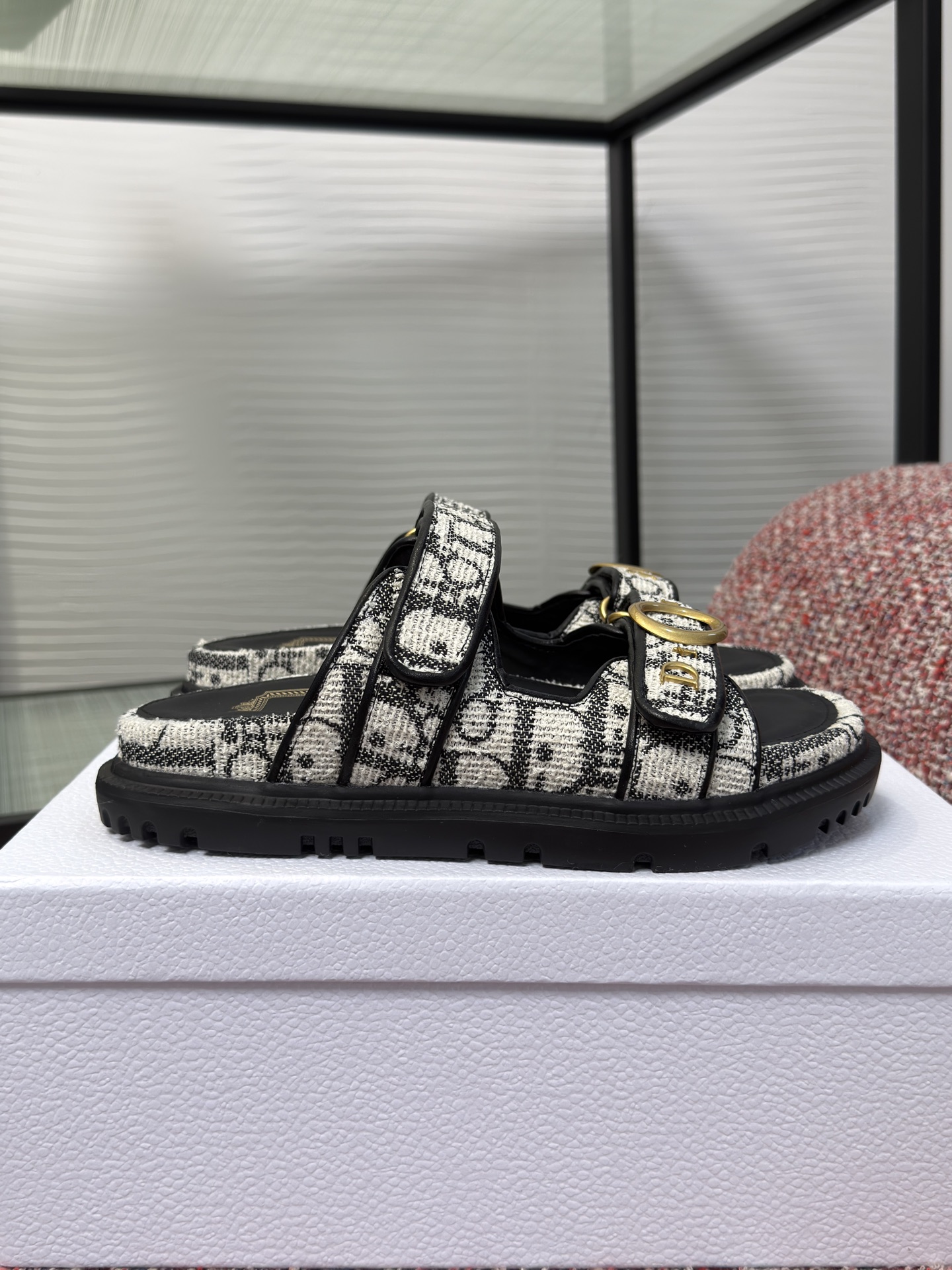 NO:875852,Top version: DIOR Dior 2026 spring and summer new style My Velcro Metal letter logo Thick sole Sandals Sandals Slippers This MyDior sandal is designed by Jonathan Anderson. The stylish design highlights the new Dior leather goods logo. Oblique printed fabric style, with ribbons and thick soles, can add lively style to various casual looks this season. Fabric Imported lambskin/original custom jacquard cotton  Imported sheepskin lining, original molded rubber outsole, Size 35-41 (40 41 customized, non-returnable), slippers and sandals, dior, dior, sandals, slippers, sheepskin19860909顶级版本: DIOR 迪奥 2026 春夏新款 My 魔术贴 金属字母logo 厚底 凉拖 凉鞋 拖鞋 这款 MyDior 凉鞋由乔纳森·安德森 (Jonathan Anderson) 倾情设计,时尚的设计突显全新的 Dior 皮革制品标志.Oblique 印花面料款式,搭配饰带和厚底,可为本季的各式休闲造型增添活泼风格. 面料进口小羊皮/原版定制提花棉布 内里进口羊皮 大底原版开模橡胶大底 Size35-41（40 41 定做不退换）,拖鞋凉鞋,dior,dior,sandals,slippers,sheepskin,Women's Shoes