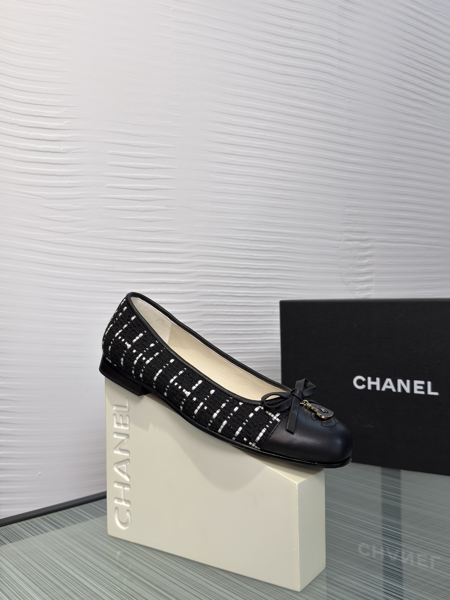 NO:875844,Top version: CHANEL Chanel 2026 Spring and Summer New Style Double C Pendant Buckle Bow Flat Mary Jane Ballet Shoes Chanel Chanel's flat shoes are made of black and white plaid weaving, with a black leather toe cap, simple and classic. Bow bow + metal double C logo on the upper, full of details. Lined with soft leather, comfortable to wear, flat design is perfect for commuting or long walks. Elegant retro style, can be easily worn in skirts and trousers, and is versatile for daily or formal occasions!  Fabric imported lambskin/original customized floral fabric lining/foot pads imported sheepskin outsole Italian imported genuine leather outsole Size35-41 (40 41 custom-made non-returnable), single shoes, chanel, chanel, mary jane, flats, skirts, sheepskin, Leather soles19860909顶级版本: CHANEL 香奈儿 2026 春夏新款 双C吊坠扣 蝴蝶结 平底 玛丽珍 芭蕾舞鞋 Chanel 香奈儿这款平底鞋采用黑白格纹编织,搭配黑色皮革鞋头,简约又经典.鞋面蝴蝶结+金属双C标志,细节满分.内衬柔软皮革,穿着舒适,平底设计超适合通勤或长时间行走.优雅复古风,裙装裤装都能轻松驾驭,日常或正式场合都很百搭！ 面料进口小羊皮/原版定制花布 内里/垫脚进口羊皮 大底意大利进口真皮大底 Size35-41（40 41定做不退换）,单鞋,chanel,chanel,mary jane,flats,skirts,sheepskin,Leather soles,Women's Shoes