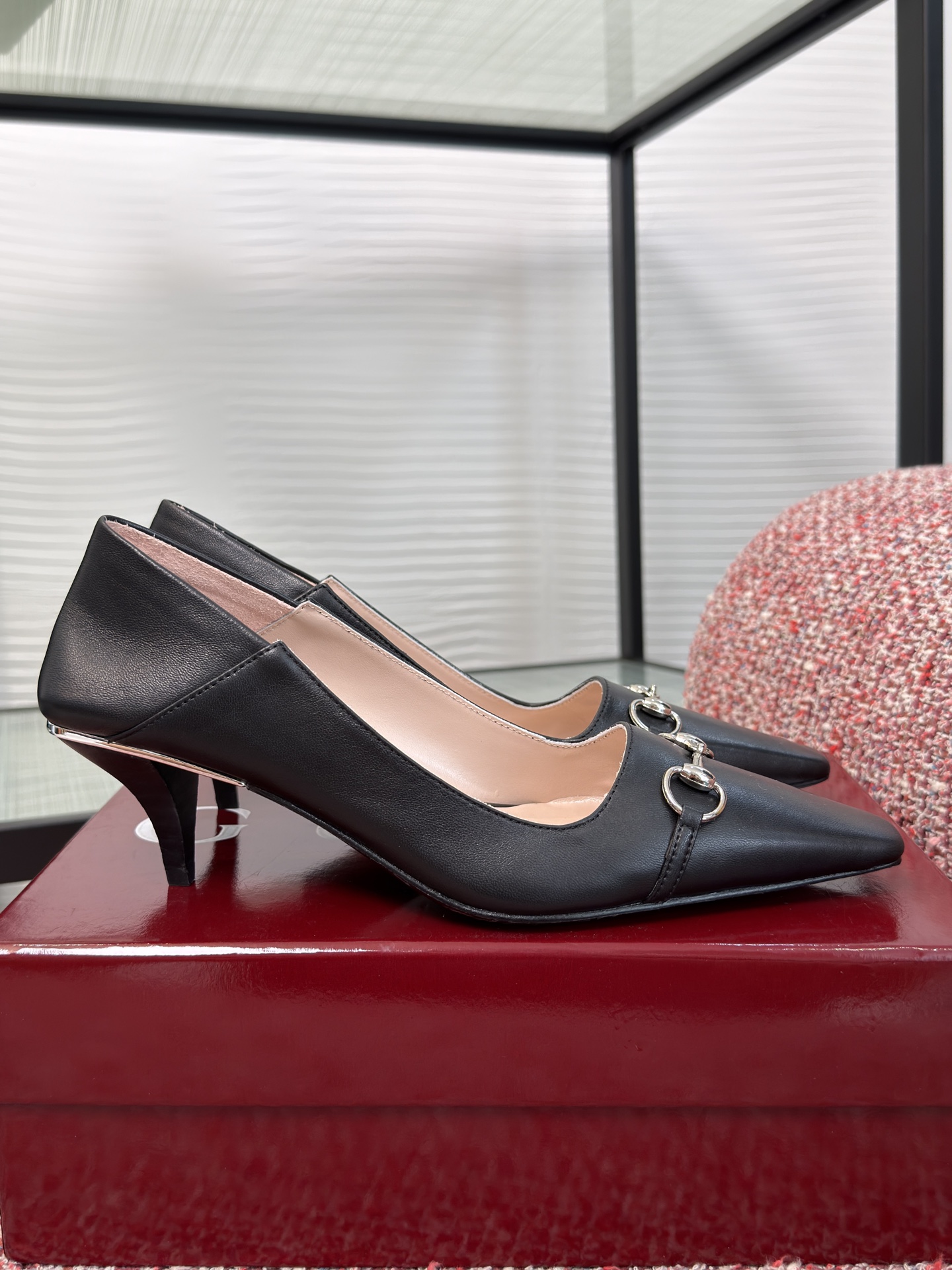 NO:875848,Top version: GUCCI Gucci 2026 spring and summer new Vittoria series square toe, shallow mouth, high heels and single shoes 2026 spring and summer series are newly launched. This shoe model is in the 'La Flora' and 'La' of the 'La Famiglia' series  Contessa' appeared in two styles. The Vittoria series presents an outstanding soft shoe silhouette with a simple and neat extended toe box and a tapered heel decorated with a horsebit. This shoe is made of soft leather, and the back can be folded down, showing a casual and elegant charm. The name of the shoe is derived from this design idea. Fabric imported cowhide/old calico Lining/foot pad imported sheepskin Outsole imported Italian leather outsole Heel height 5.5cm  Size35-41 (40 41 customized, non-returnable), single shoes, gucci, gucci, high heels, cowhide, sheepskin, Leather soles19860909顶级版本: GUCCI 古驰 2026 春夏新款 Vittoria系列 方头 浅口 高跟鞋 单鞋 2026春夏系列全新上市.该鞋款于《La Famiglia》系列的“La Flora”与“La Contessa”两款造型中亮相.Vittoria系列以简约利落的加长鞋头与饰马衔扣锥形鞋跟匠心呈献出众柔软的鞋履廓形.这款鞋履甄选柔软皮革打造,后帮可向下翻折,一展随性优雅气韵.其鞋款名称正源于此设计巧思. 面料进口牛皮/老花布 内里/垫脚进口羊皮 大底意大利进口真皮大底 跟高5.5cm Size35-41（40 41 定做不退换）,单鞋,gucci,gucci,high heels,cowhide,sheepskin,Leather soles,Women's Shoes