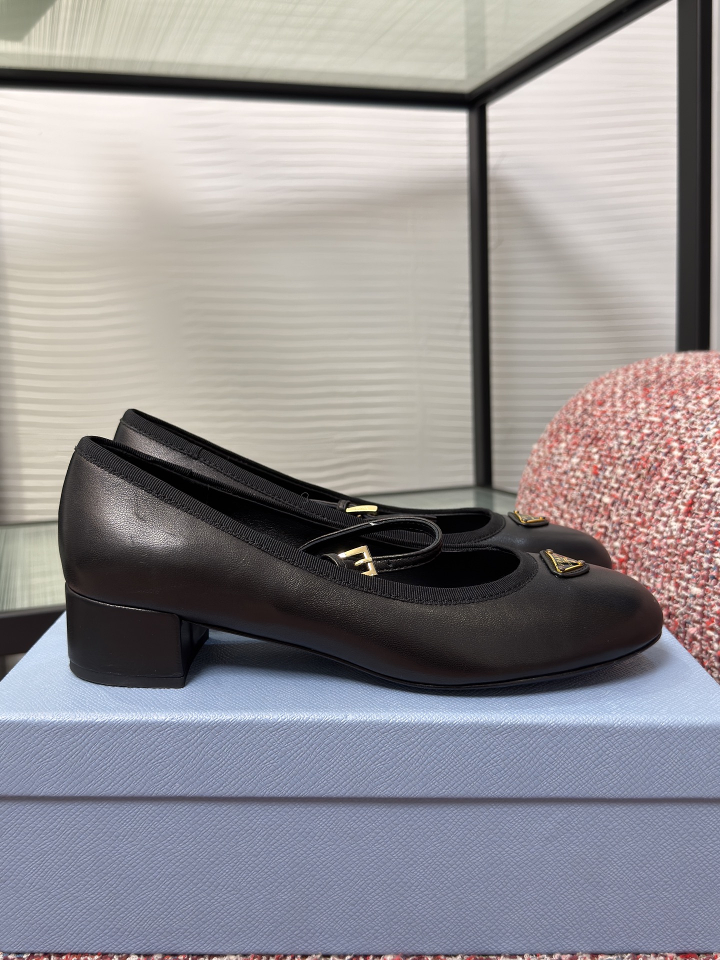 NO:876991,Top Version PRADA 2026 Summer New Style Round Toe Triangle Buckle Block Heel Mary Jane Ballet Shoes PRADA These suede ballet shoes show femininity and elegance. Classic lines and exquisite details define round-toe shoes, with a round toe design, rubber soles, and decorated with enameled triangular metal logos, highlighting classic lines and exquisite and elegant details. The flat soles definitely make the steps light, not tiring the feet, and provide a stable and relaxed feeling on the feet.  Fabric imported suede/sheepskin/horse hair lining/foot pads imported sheepskin outsole original molded rubber outsole heel height 4.5cm Size 35-41 (40 41 customized non-refundable), single shoes, prada, prada, mary jane, sheepskin, chamois leather19860909顶级版本 PRADA 普拉达 2026 夏季新款 圆头 三角扣 粗跟 玛丽珍 芭蕾舞鞋 PRADA 这款麂皮芭蕾舞鞋展现柔美与优雅魅力.经典线条与精致细节定义圆头鞋履,采用圆头设计,搭配橡胶鞋底,且饰有涂珐琅三角形金属徽标,彰显经典线条和精致优雅细节.平底绝对让脚步轻盈,不累脚,上脚稳稳的轻松感. 面料进口麂皮/羊皮/马毛 内里/垫脚进口羊皮 大底原版开模橡胶大底 跟高4.5cm Size35-41（40 41定做不退换）,单鞋,prada,prada,mary jane,sheepskin,chamois leather,Women's Shoes