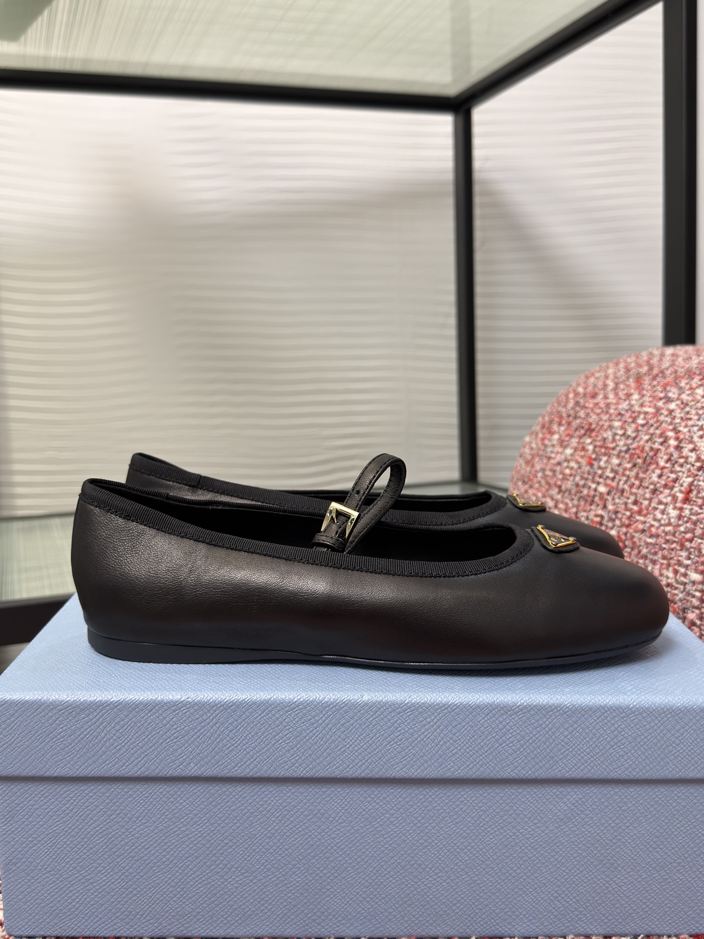 NO:876999,Top version PRADA 2026 new summer style round toe triangular buckle flat Mary Jane ballet shoes PRADA These suede ballet shoes show femininity and elegance. Classic lines and exquisite details define the round toe shoes, with a round toe design, rubber soles, and decorated with enameled triangular metal logos, highlighting classic lines and exquisite elegant details. The flat bottom definitely makes the step light, not tiring the feet, and provides a stable and relaxed feeling on the feet.  Fabric imported suede/sheepskin/horse hair lining/foot pads imported sheepskin outsole original molded rubber outsole Size35-41 (40 41 custom-made and non-returnable), single shoes, prada, prada, mary jane, sheepskin, chamois leather19860909顶级版本 PRADA 普拉达 2026 夏季新款 圆头 三角扣 平底 玛丽珍 芭蕾舞鞋 PRADA 这款麂皮芭蕾舞鞋展现柔美与优雅魅力.经典线条与精致细节定义圆头鞋履,采用圆头设计,搭配橡胶鞋底,且饰有涂珐琅三角形金属徽标,彰显经典线条和精致优雅细节.平底绝对让脚步轻盈,不累脚,上脚稳稳的轻松感. 面料进口麂皮/羊皮/马毛 内里/垫脚进口羊皮 大底原版开模橡胶大底 Size35-41（40 41定做不退换）,单鞋,prada,prada,mary jane,sheepskin,chamois leather,Women's Shoes