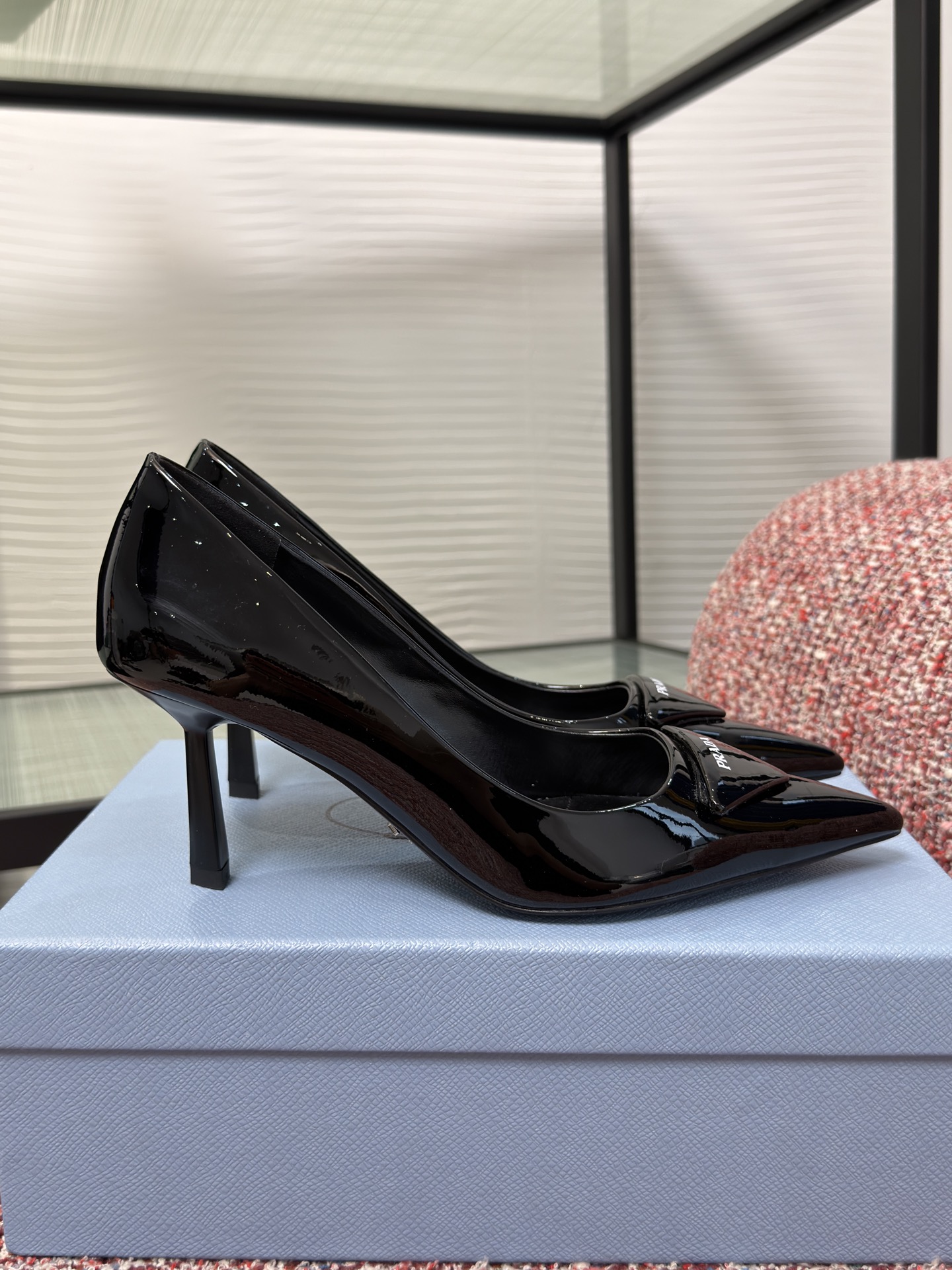 NO:876976,Top Version PRADA 2026 Summer New Pointed Toe Triangle Logo Stiletto Heel High Heel Single Shoe PRADA This high heel is made of glossy leather, showing a delicate and soft elegance. Glossy leather is Prada's signature material, traditionally used in the production of gorgeous shoes. The triangle logo returns and is transformed into slightly lined leather details, inspiring the design of the geometric lines of the heel, giving the silhouette a modernist style. Fabric imported sheepskin/patent leather  Lining/foot pads Imported sheepskin Outsole Italian imported genuine leather Outsole Heel height 7.5cm Size35-41 (40 41 customized, non-returnable), high heels and sandals, prada, prada, sandals, high heels, sheepskin, Leather soles19860909顶级版本 PRADA 普拉达 2026 夏季新款 尖头 三角标 细高跟 高跟鞋 单鞋 PRADA 这款高跟鞋采用亮面皮革打造,呈现精致柔美的优雅之感.亮面皮革是Prada的标志性材质,传统上惯用于华美鞋履的制作.三角形徽标回归,化身为微衬的皮革细节,启发鞋跟几何线条的设计灵感,赋予廓形以现代主义格调. 面料进口羊皮/漆皮 内里/垫脚进口羊皮 大底意大利进口真皮大底 跟高7.5cm Size35-41（40 41定做不退换）,高跟鞋凉鞋,prada,prada,sandals,high heels,sheepskin,Leather soles,Women's Shoes