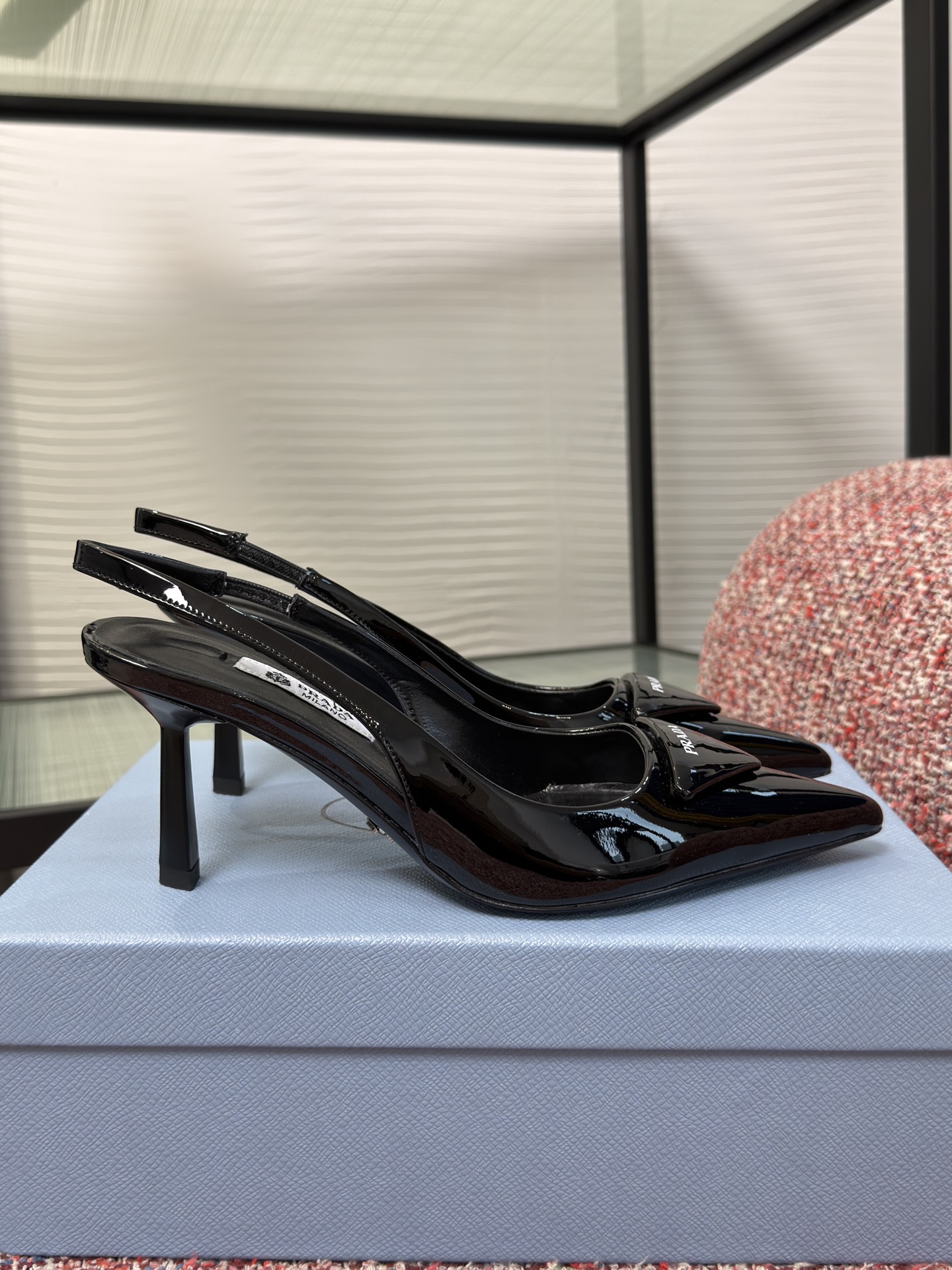 NO:876984,Top Version PRADA 2026 Summer New Pointed Toe Triangle Logo Stiletto Heel Sandal High Heel Single Shoe PRADA This high heel is made of glossy leather, showing a delicate and soft elegance. Glossy leather is Prada's signature material and is traditionally used in the production of gorgeous shoes. The triangle logo returns and is transformed into slightly lined leather details, inspiring the design of the geometric lines of the heel, giving the silhouette a modernist style. Fabric imported sheepskin/patent leather  Lining/foot pads Imported sheepskin Outsole Italian imported genuine leather Outsole Heel height 7.5cm Size35-41 (40 41 customized, non-returnable), high heels and sandals, prada, prada, sandals, high heels, sheepskin, Leather soles19860909顶级版本 PRADA 普拉达 2026 夏季新款 尖头 三角标 细高跟 凉鞋 高跟鞋 单鞋 PRADA 这款高跟鞋采用亮面皮革打造,呈现精致柔美的优雅之感.亮面皮革是Prada的标志性材质,传统上惯用于华美鞋履的制作.三角形徽标回归,化身为微衬的皮革细节,启发鞋跟几何线条的设计灵感,赋予廓形以现代主义格调. 面料进口羊皮/漆皮 内里/垫脚进口羊皮 大底意大利进口真皮大底 跟高7.5cm Size35-41（40 41定做不退换）,高跟鞋凉鞋,prada,prada,sandals,high heels,sheepskin,Leather soles,Women's Shoes