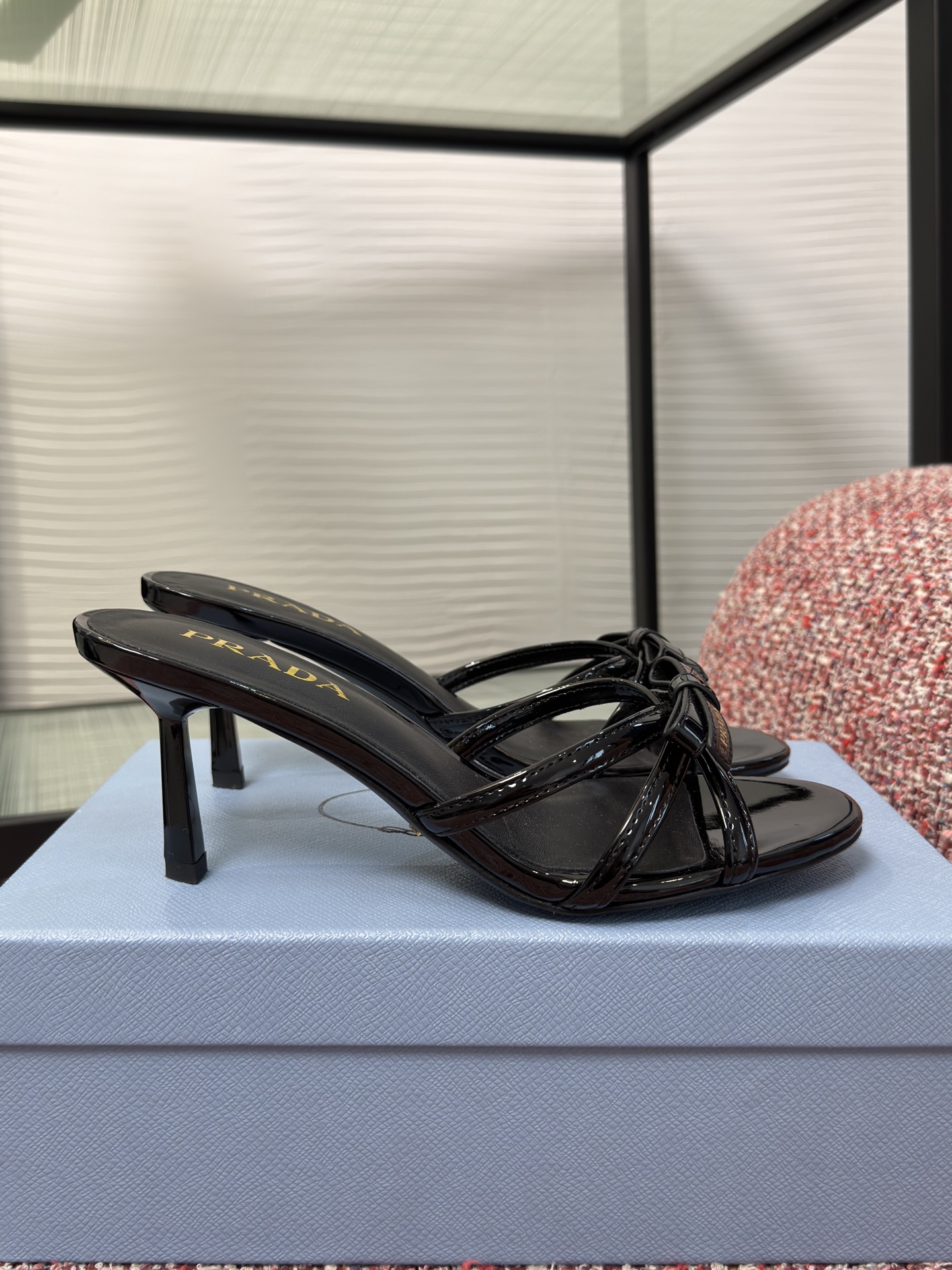 NO:876967,Top version PRADA 2026 new summer style round toe bow stiletto sandals Prada's patent leather bow high heel sandals, black glossy patent leather + bow design, elegant and fashionable!  The thin heel elongates the leg line, making it easy to control for daily commuting or formal occasions. The open toe + straight straps are super breathable, comfortable and beautiful to wear in summer. There is a golden 'PRADA' logo on the inside of the insole, which is full of brand feeling. It goes well with skirts or simple styles, and it directly enhances your temperament. Fabric imported patent leather lining/foot pads imported sheepskin outsole imported genuine leather outsole from Italy Heel height 7.5cm Size35-41 (40  41 Customized (no return or exchange), high heels and slippers, prada, prada, high heels, slippers, skirts, sheepskin, Leather soles19860909顶级版本 PRADA 普拉达 2026 夏季新款 圆头 蝴蝶结 细高跟 凉拖 Prada这款漆皮蝴蝶结高跟凉拖,黑色亮面漆皮+蝴蝶结设计,优雅又时髦！细跟拉长腿部线条,日常通勤或正式场合都能轻松驾驭.露趾+一字带,夏天穿超透气,舒适又美观.鞋垫内侧有金色“PRADA”标志,品牌感满满,搭配裙装或简约风都很出彩,气质直接拉满. 面料进口漆皮 内里/垫脚进口羊皮 大底意大利进口真皮大底 跟高7.5cm Size35-41（40 41定做不退换）,高跟鞋拖鞋,prada,prada,high heels,slippers,skirts,sheepskin,Leather soles,Women's Shoes