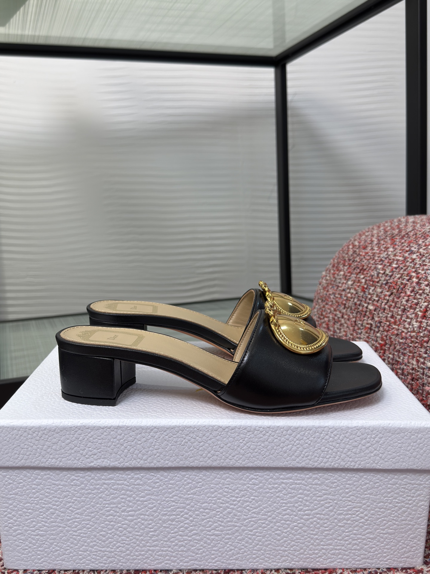 NO:886109,Top version DIOR Dior 2026 summer new product Médaillon Buckle series Gold nameplate buckle Block heel Slipper This heeled sandal is designed by Jonathan Anderson and is decorated with a carefully engraved gold-finish metal Dior Médaillon logo decorative buckle, echoing the Dior Salon 18  The elegant style of the century Rococo style. Carefully crafted with black sheep leather, the style is fashionable and can add a sophisticated touch to various looks this season. Fabric imported lambskin Lining/foot pads imported sheepskin Outsole Italian imported genuine leather outsole Heel height 3.5cm Size35-42 (40 4 42 customized non-returnable), slippers, dior, dior, slippers, sheepskin, Leather soles19860909顶级版本 DIOR 迪奥 2026 夏季新品 Médaillon Buckle系列 金色铭牌扣 粗跟 拖鞋 这款带跟凉拖由乔纳森·安德森 (Jonathan Anderson) 倾情设计,饰以精心镌刻的金色饰面金属 Dior Médaillon 标志装饰扣,呼应 Dior 沙龙 18 世纪洛可可风格的优雅格调.采用黑色羊皮革精心制作,款式时尚,可为本季各式造型增添考究气息. 面料进口小羊皮 内里/垫脚进口羊皮 大底意大利进口真皮大底 跟高3.5cm Size35-42（40 4 42定做不退换）,拖鞋,dior,dior,slippers,sheepskin,Leather soles,Women's Shoes