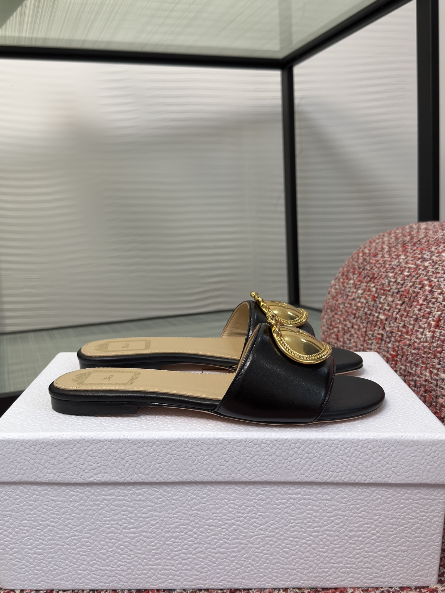 NO:886120,Top version DIOR Dior 2026 summer new arrival Médaillon Buckle series Gold nameplate buckle Flat slippers This heeled sandal is designed by Jonathan Anderson and is decorated with a carefully engraved gold-finish metal Dior Médaillon logo decorative buckle, echoing the Dior Salon 18  The elegant style of the century Rococo style. Carefully crafted with black sheep leather, the style is fashionable and can add a sophisticated touch to various looks this season. Fabric imported lambskin Lining/foot pads imported sheepskin Outsole Italian imported genuine leather outsole Size35-42 (40 4 42 customized non-returnable), slippers, dior, dior, slippers, sheepskin, Leather soles19860909顶级版本 DIOR 迪奥 2026 夏季新品 Médaillon Buckle系列 金色铭牌扣 平底 拖鞋 这款带跟凉拖由乔纳森·安德森 (Jonathan Anderson) 倾情设计,饰以精心镌刻的金色饰面金属 Dior Médaillon 标志装饰扣,呼应 Dior 沙龙 18 世纪洛可可风格的优雅格调.采用黑色羊皮革精心制作,款式时尚,可为本季各式造型增添考究气息. 面料进口小羊皮 内里/垫脚进口羊皮 大底意大利进口真皮大底 Size35-42（40 4 42定做不退换）,拖鞋,dior,dior,slippers,sheepskin,Leather soles,Women's Shoes