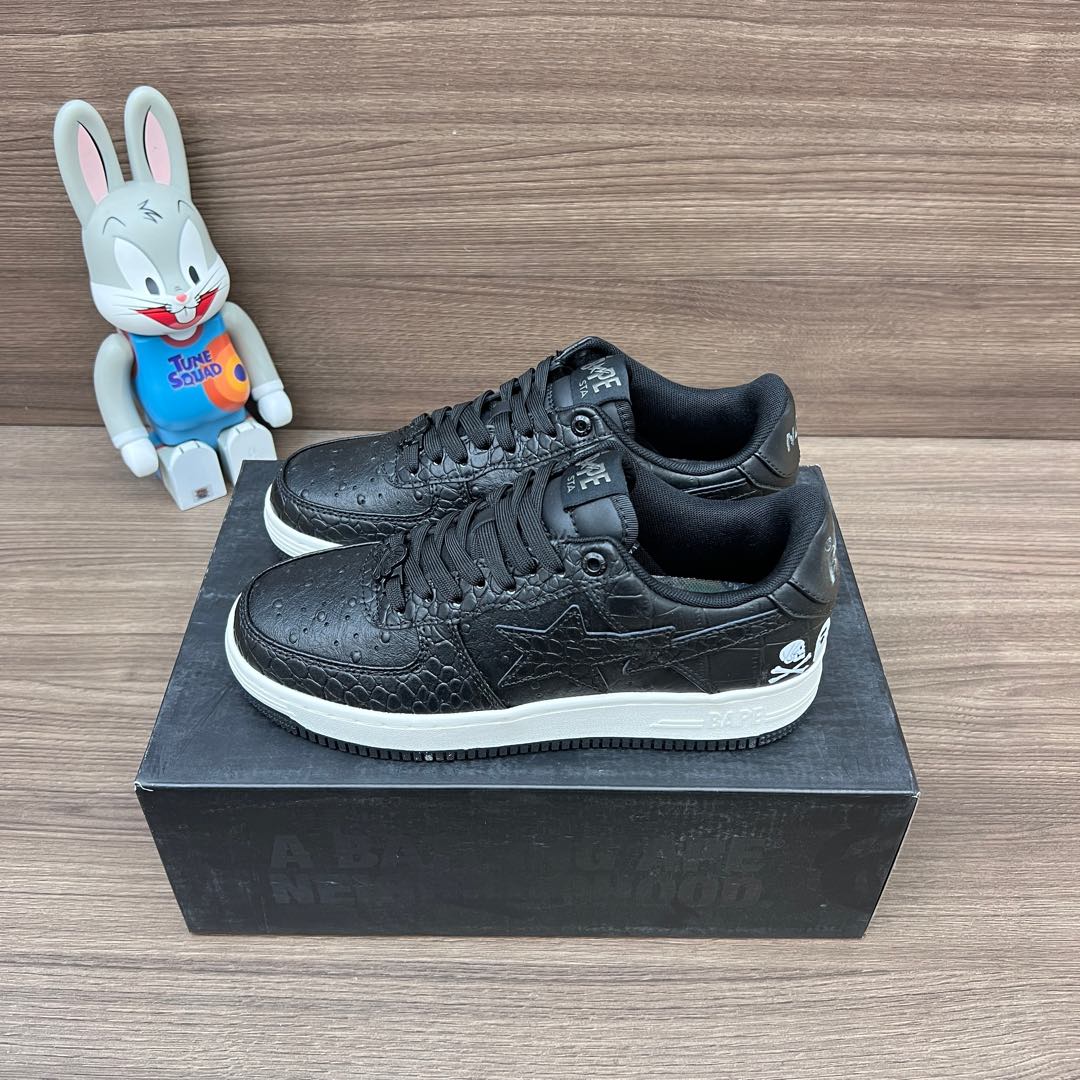 NO:242685,Top version NEIGHBORHOOD x A BATHING APE STA leather low-top strap fashionable shoes black for men and women!  As a famous trend brand, Bape also has a strong trend and is loved by many trendy people and celebrities. It has had a certain impact on street trend culture. It is not only a sneaker, but also a symbol of trend culture. Packing a full set of Dewu accessories reinforced Dewu box packaging!  Number of sizes: 36 36.5 37.5 38 38.5 40 40.5 41 42 42.5 43 44 44.5 45 46 (positive size), casual shoes/sports shoes, sneakers19860909顶级版本NEIGHBORHOOD x A BATHING APE STA 皮革 低帮系带 时尚板鞋黑色男女同款！ Bape 作为著名的潮流品牌,BAPE STA 也带有浓厚的潮流感,受到许多潮流人士和明星的喜爱.对街头潮流文化产生了一定的影响.它不仅是一款运动鞋,更是潮流文化的一种象征. 包装全套得物配件加固得物盒包装！ 码数:36 36.5 37.5 38 38.5 40 40.5 41 42 42.5 43 44 44.5 45 46(正码),休闲鞋/运动鞋,sneakers,Women's Shoes