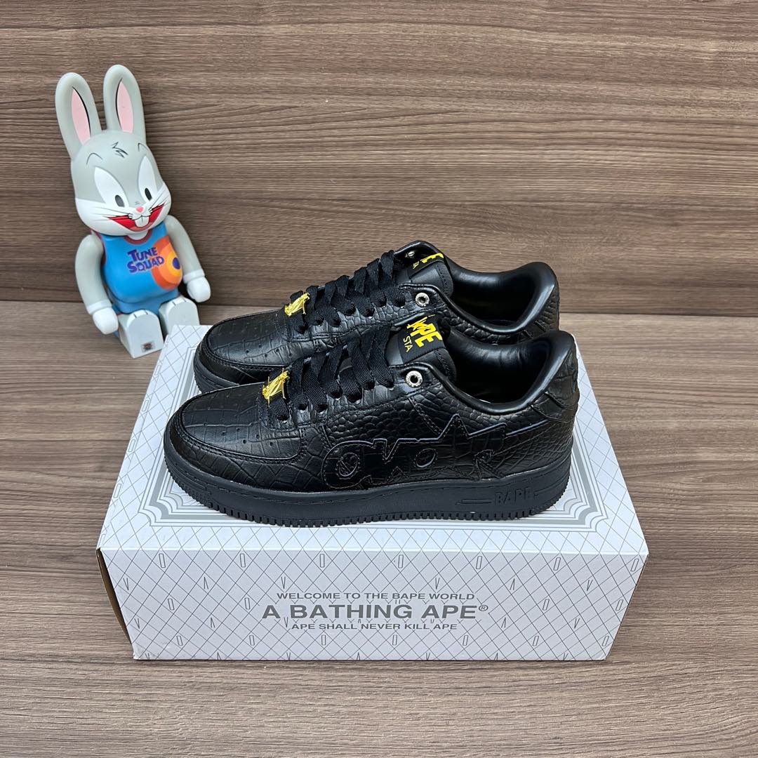 NO:242691,Top version A BATHING APE STA co-branded model classic trend fashion shoes black embossed men and women Bape As a famous trend brand, BAPE STA also has a strong trend and is loved by many trendy people and celebrities. It has had a certain impact on street trend culture. It is not only a sneaker, but also a symbol of trend culture. Packaging a full set of Dewu accessories reinforced Dewu box packaging!  Number of sizes: 36 36.5 37.5 38 38.5 40 40.5 41 42 42.5 43 44 44.5 45 46 (positive size), casual shoes/sports shoes, sneakers19860909顶级版本A BATHING APE STA 联名款 经典潮流 时尚板鞋 黑色压纹 男女同款 Bape 作为著名的潮流品牌,BAPE STA 也带有浓厚的潮流感,受到许多潮流人士和明星的喜爱.对街头潮流文化产生了一定的影响.它不仅是一款运动鞋,更是潮流文化的一种象征. 包装全套得物配件加固得物盒包装！ 码数:36 36.5 37.5 38 38.5 40 40.5 41 42 42.5 43 44 44.5 45 46(正码),休闲鞋/运动鞋,sneakers,Women's Shoes
