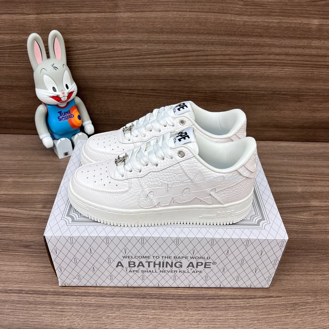 NO:242696,Top version A BATHING APE STA co-branded model classic trend fashion shoes white embossed men and women Bape As a famous trend brand, BAPE STA also has a strong sense of trend and is loved by many trendy people and celebrities. It has had a certain impact on street trend culture. It is not only a sneaker, but also a symbol of trend culture. Packaging a full set of Dewu accessories reinforced Dewu box packaging!  Number of sizes: 36 36.5 37.5 38 38.5 40 40.5 41 42 42.5 43 44 44.5 45 46 (positive size), casual shoes/sports shoes, sneakers19860909顶级版本A BATHING APE STA 联名款 经典潮流 时尚板鞋 白色压纹 男女同款 Bape 作为著名的潮流品牌,BAPE STA 也带有浓厚的潮流感,受到许多潮流人士和明星的喜爱.对街头潮流文化产生了一定的影响.它不仅是一款运动鞋,更是潮流文化的一种象征. 包装全套得物配件加固得物盒包装！ 码数:36 36.5 37.5 38 38.5 40 40.5 41 42 42.5 43 44 44.5 45 46(正码),休闲鞋/运动鞋,sneakers,Women's Shoes