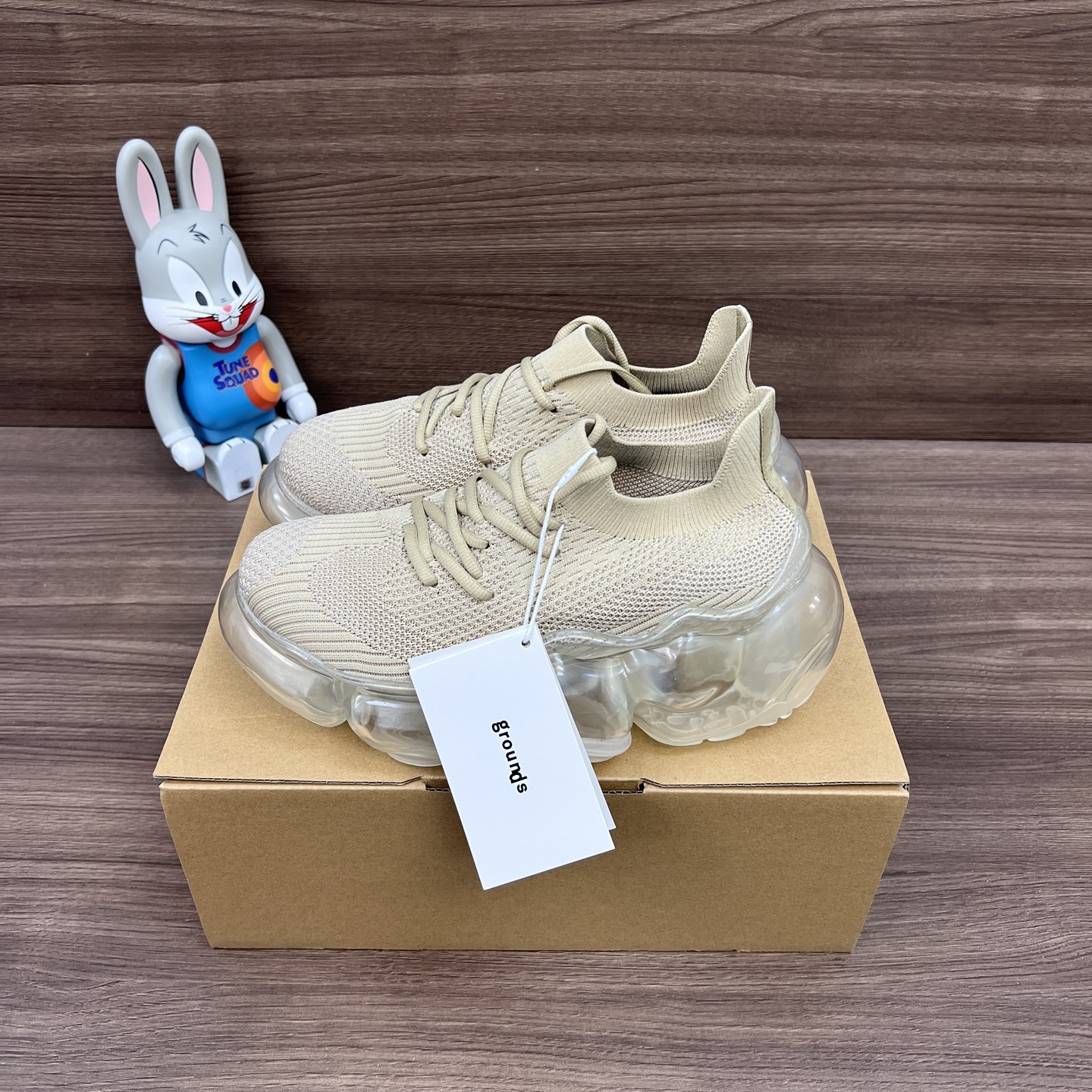 NO:248269,Top version of grounds Moopie, fashionable, thick-soled bubble shoes, women's beige. The fabric is made of high-density woven mesh, breathable, light and comfortable, the grounds feature bubble and large sole, and the material is plastic air cushion bottom. Packaging: Full set of Dewu accessories reinforced aircraft box packaging!  Size: 35.36.37.38.39.40 (positive size), casual shoes/sports shoes, sneakers19860909顶级版本grounds Moopie 时尚 厚底气泡鞋 女款 米黄色.面料采用高密度织网透气轻便舒适,大底grounds特点气泡大底,材质塑胶气垫底. 包装:全套得物配件加固飞机盒包装！ 码数:35.36.37.38.39.40码(正码),休闲鞋/运动鞋,sneakers,Women's Shoes