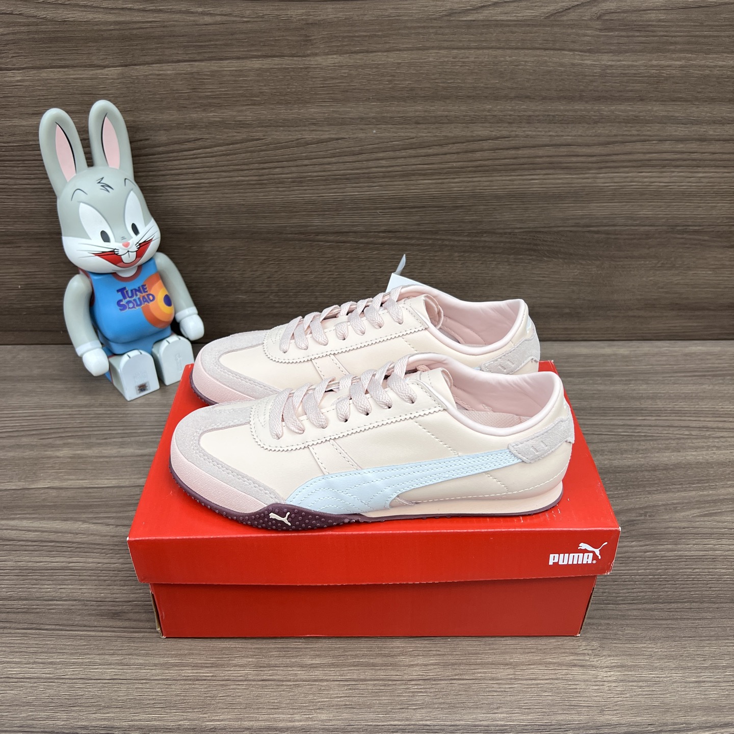 NO:241925,Top version PUMA Bella UT Fashionable, versatile and comfortable thin-soled shoes, non-slip and wear-resistant, low-top, casual shoes for life, women's style, pink, item number: 402186-04 Packaging: Full set of Dewu accessories reinforced aircraft box packaging!  Size: 36-40 size (positive size), casual shoes/sports shoes, sneakers19860909顶级版本PUMA Bella UT 时尚百搭舒适薄底鞋 防滑耐磨 低帮 生活休闲鞋 女款 粉色 货号: 402186-04 包装:全套得物配件加固飞机盒包装！ 码数:36-40码(正码),休闲鞋/运动鞋,sneakers,Women's Shoes