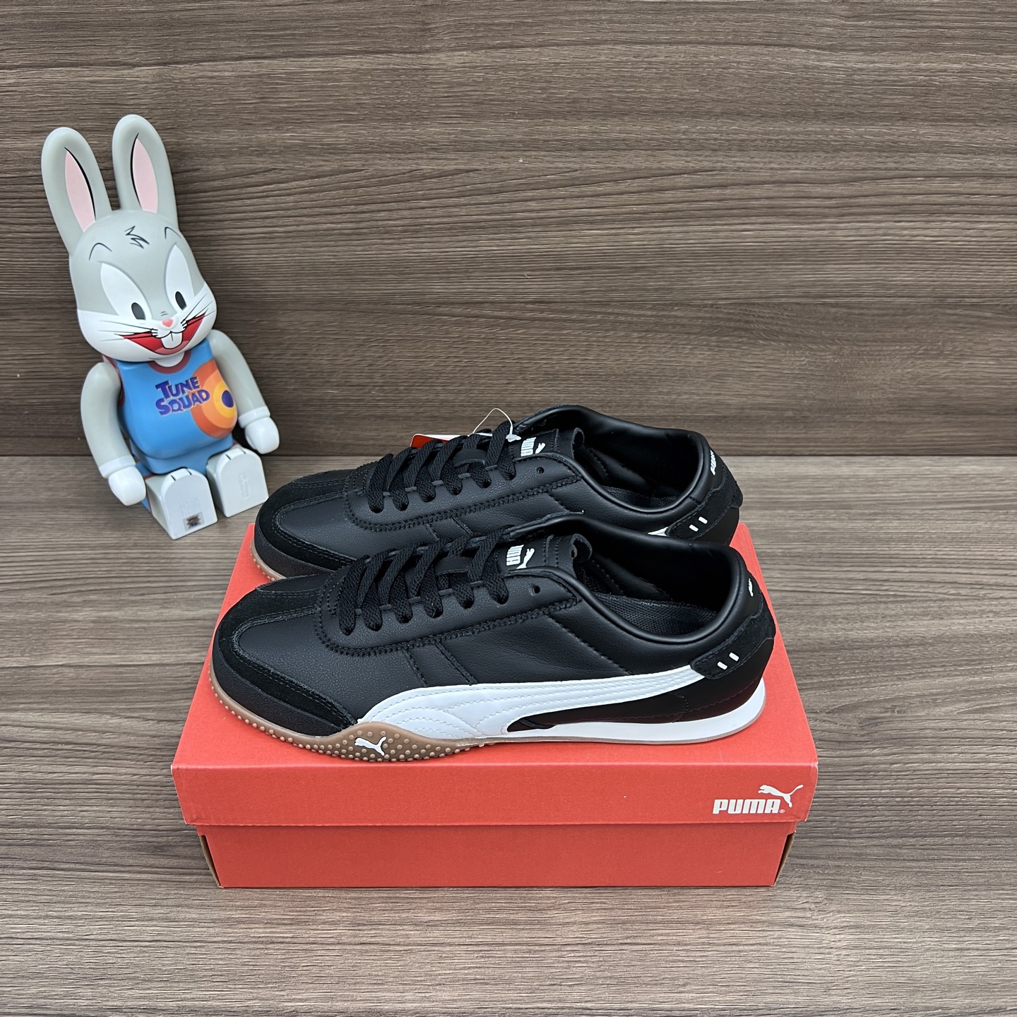 NO:241935,Top version PUMA Bella UT Fashionable, versatile and comfortable thin-soled shoes, non-slip and wear-resistant, low-top, lifestyle casual shoes, men and women, black and white. Item number: 402186-08 Packaging: Full set of Dewu accessories reinforced aircraft box packaging!  Size: 36-45 (positive size), casual shoes/sports shoes, sneakers19860909顶级版本PUMA Bella UT 时尚百搭舒适薄底鞋 防滑耐磨 低帮 生活休闲鞋男女同款黑白色. 货号: 402186-08 包装:全套得物配件加固飞机盒包装！ 码数:36-45码(正码),休闲鞋/运动鞋,sneakers,Women's Shoes