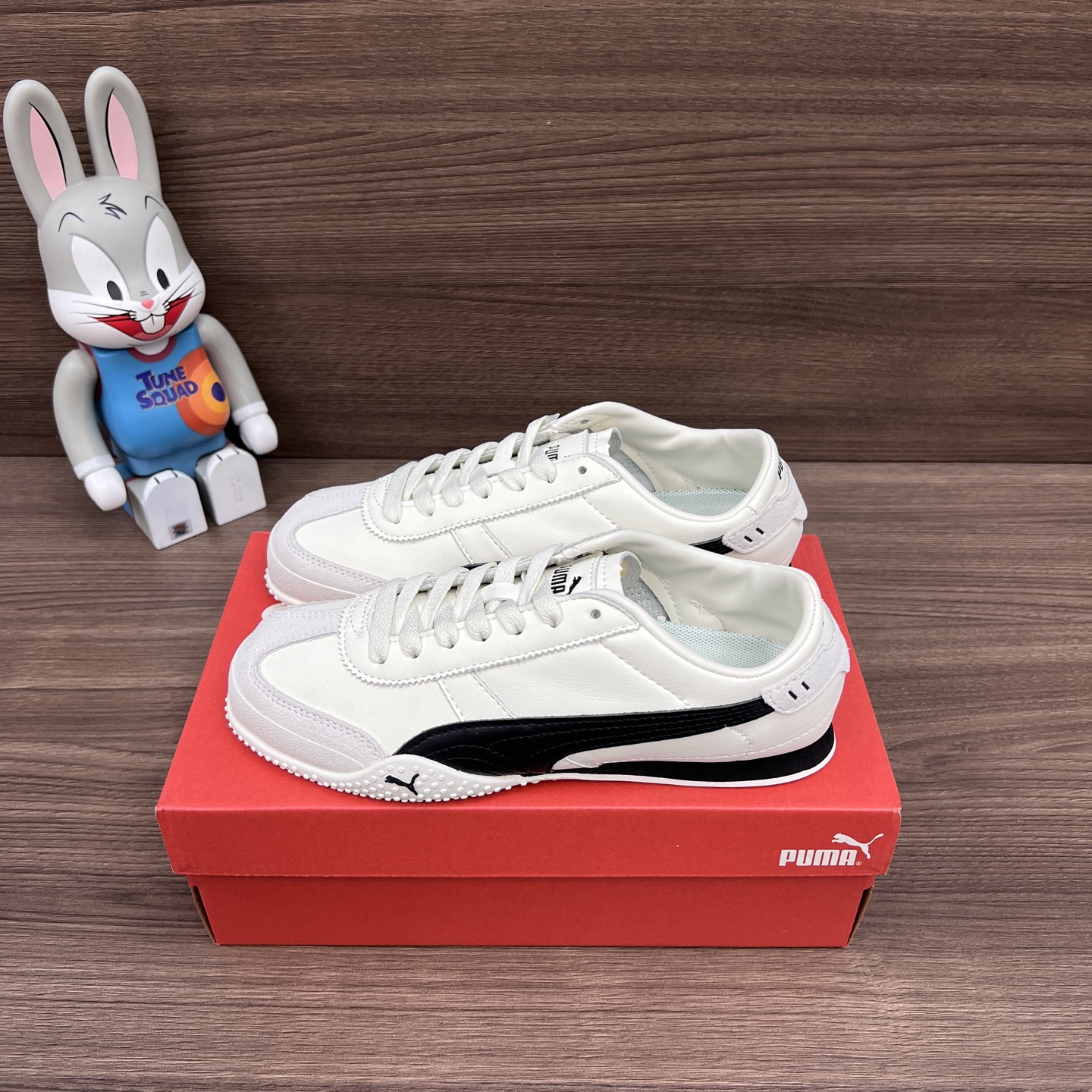 NO:241927,Top version PUMA Bella UT Fashionable, versatile and comfortable thin-soled shoes, non-slip and wear-resistant, low-top, casual shoes for men and women, black and white. Item number: 402186-01 Packaging: Full set of Dewu accessories reinforced aircraft box packaging!  Size: 36-45 (positive size), casual shoes/sports shoes, sneakers19860909顶级版本PUMA Bella UT 时尚百搭舒适薄底鞋 防滑耐磨 低帮 生活休闲鞋男女同款黑白色. 货号: 402186-01 包装:全套得物配件加固飞机盒包装！ 码数:36-45码(正码),休闲鞋/运动鞋,sneakers,Women's Shoes